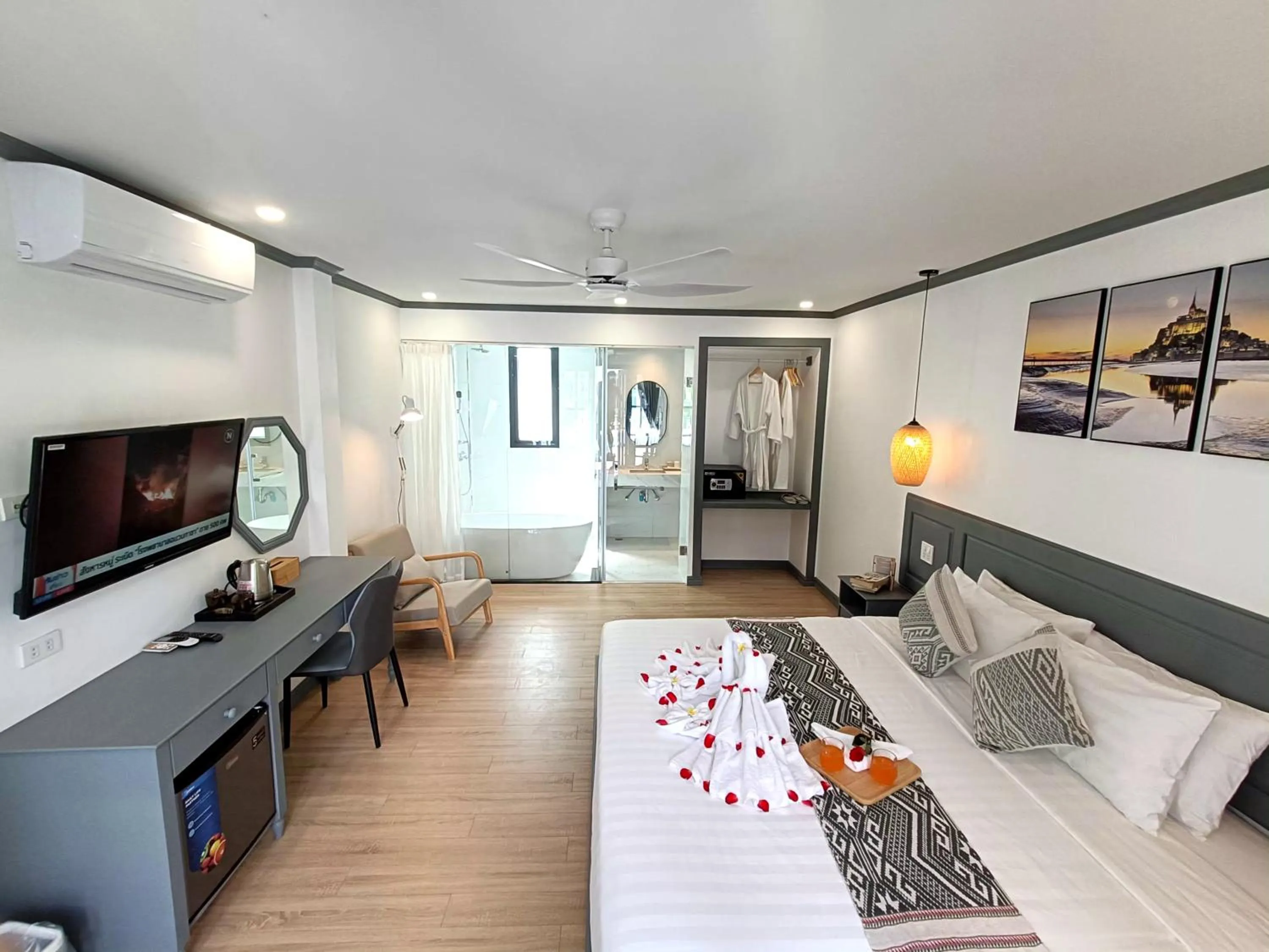 Photo of the whole room, Bed in LuangPrabang Pearl Hotel