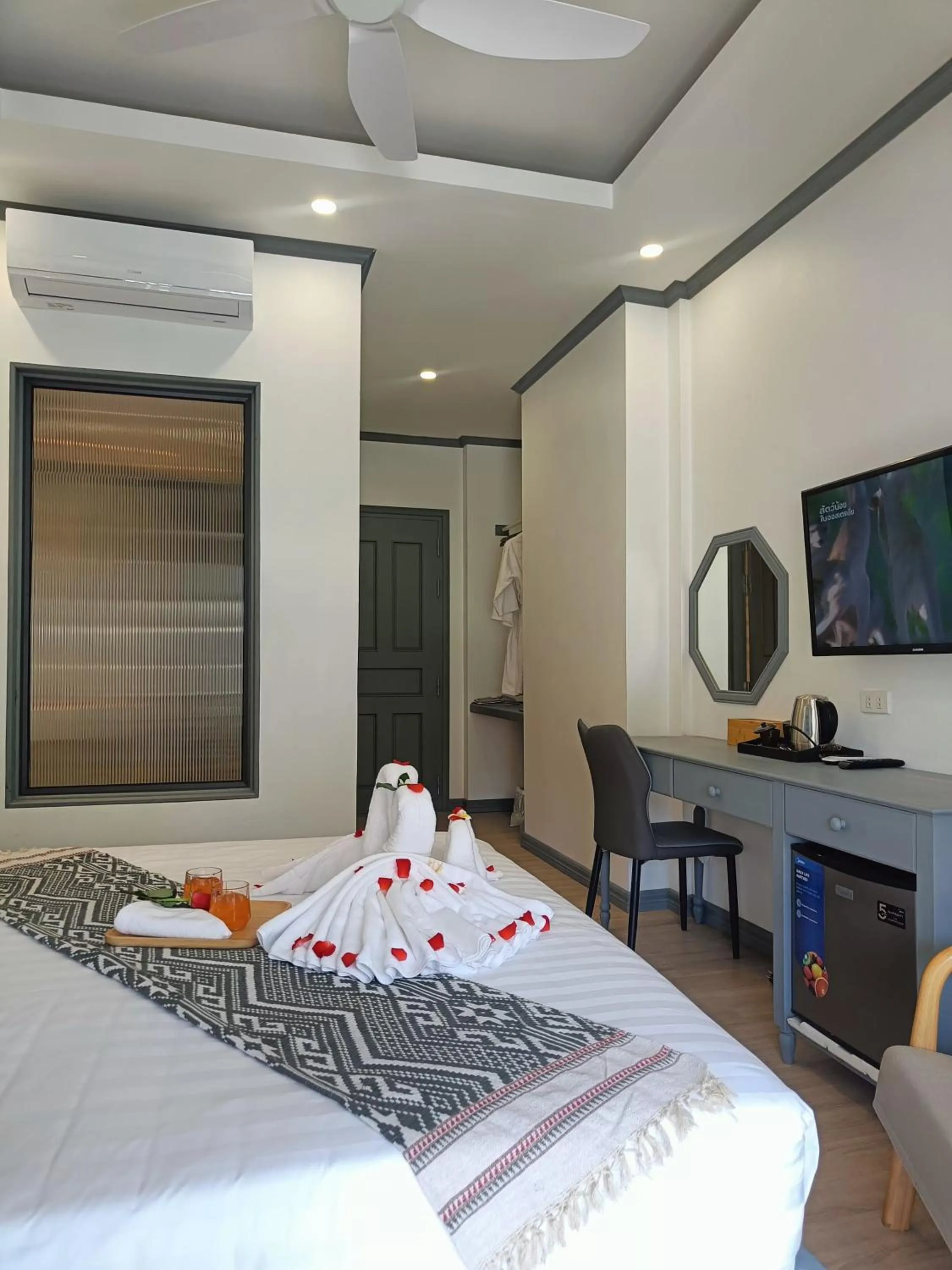 Photo of the whole room, Bed in LuangPrabang Pearl Hotel