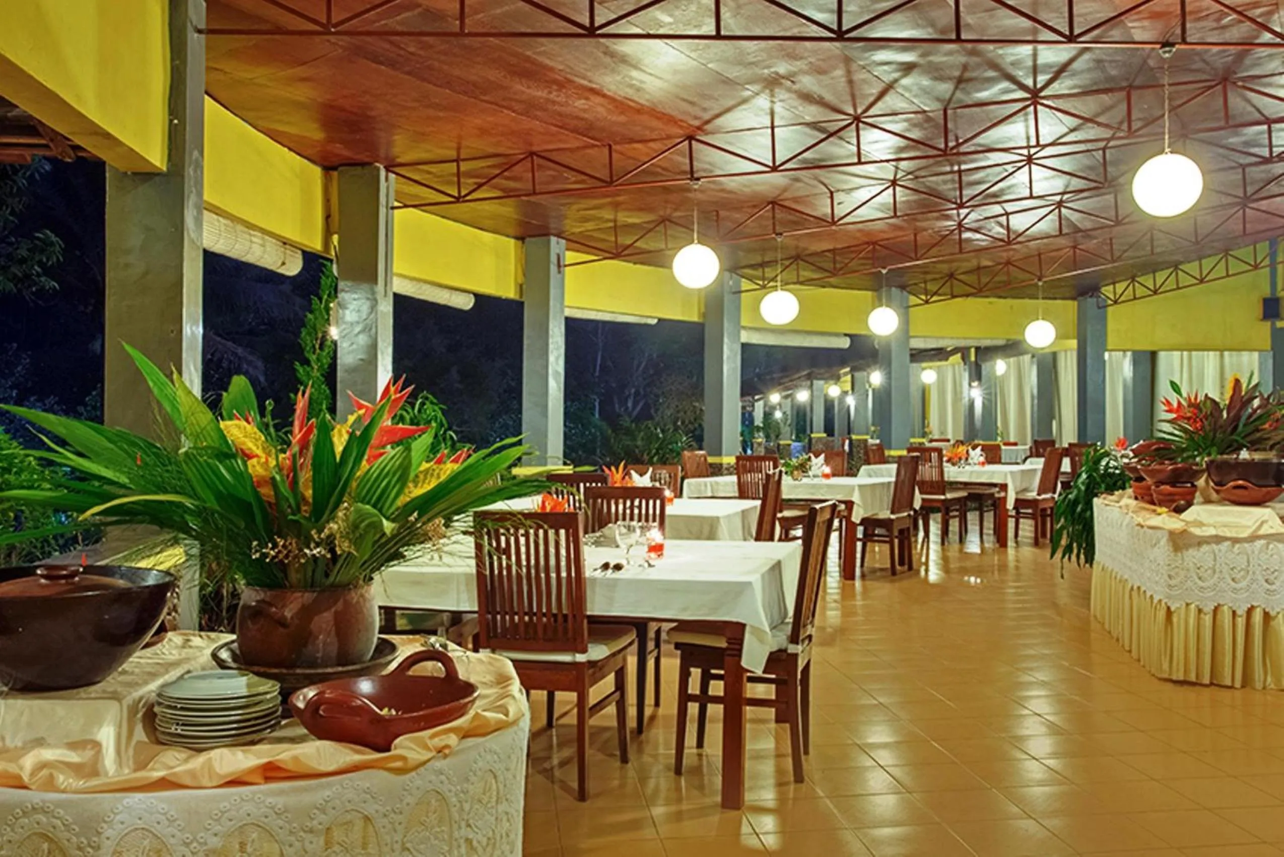 Restaurant/places to eat in Margo Utomo Hill View Resort