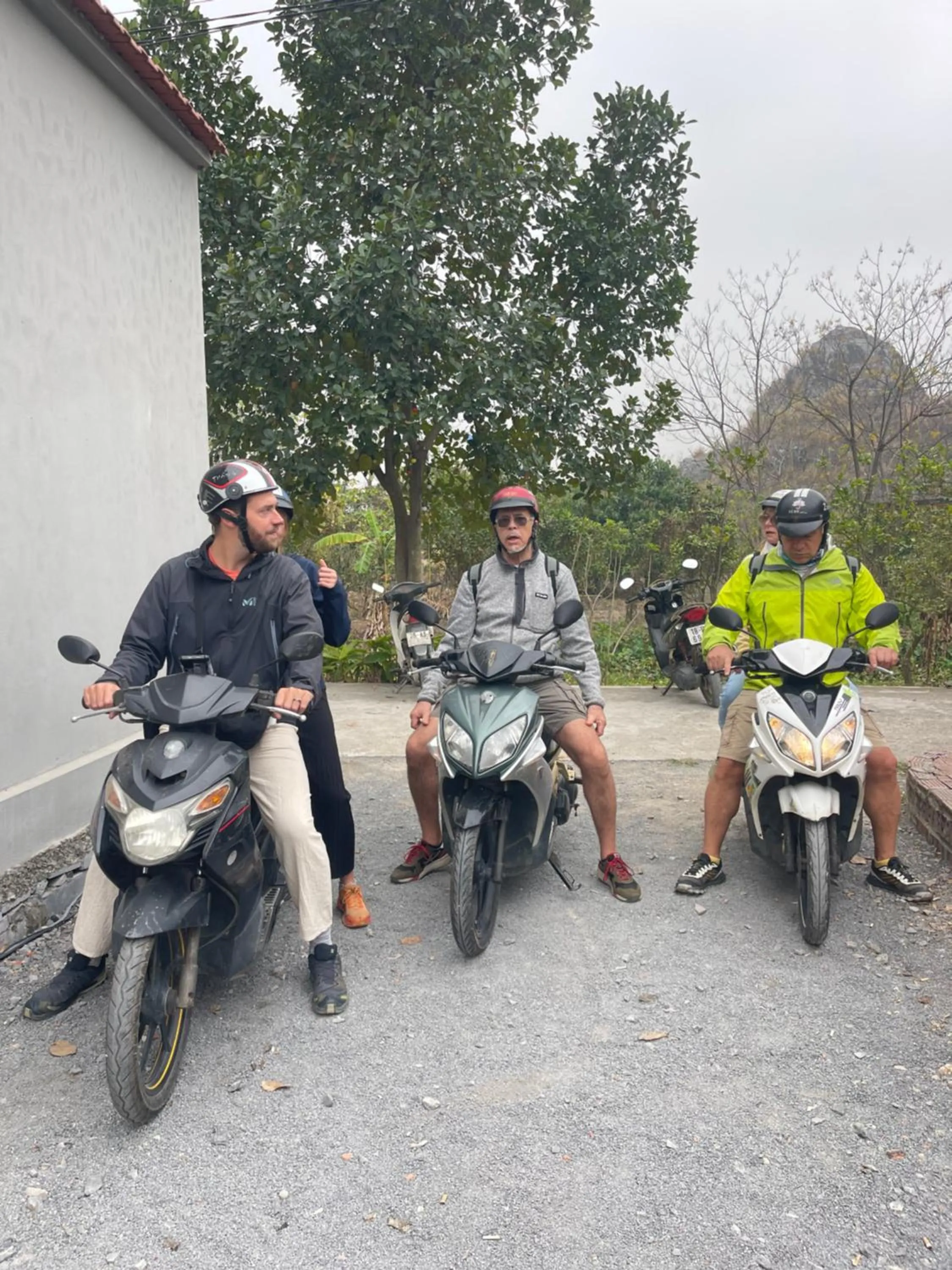 group of guests in Tam Coc Cat Luong Homestay