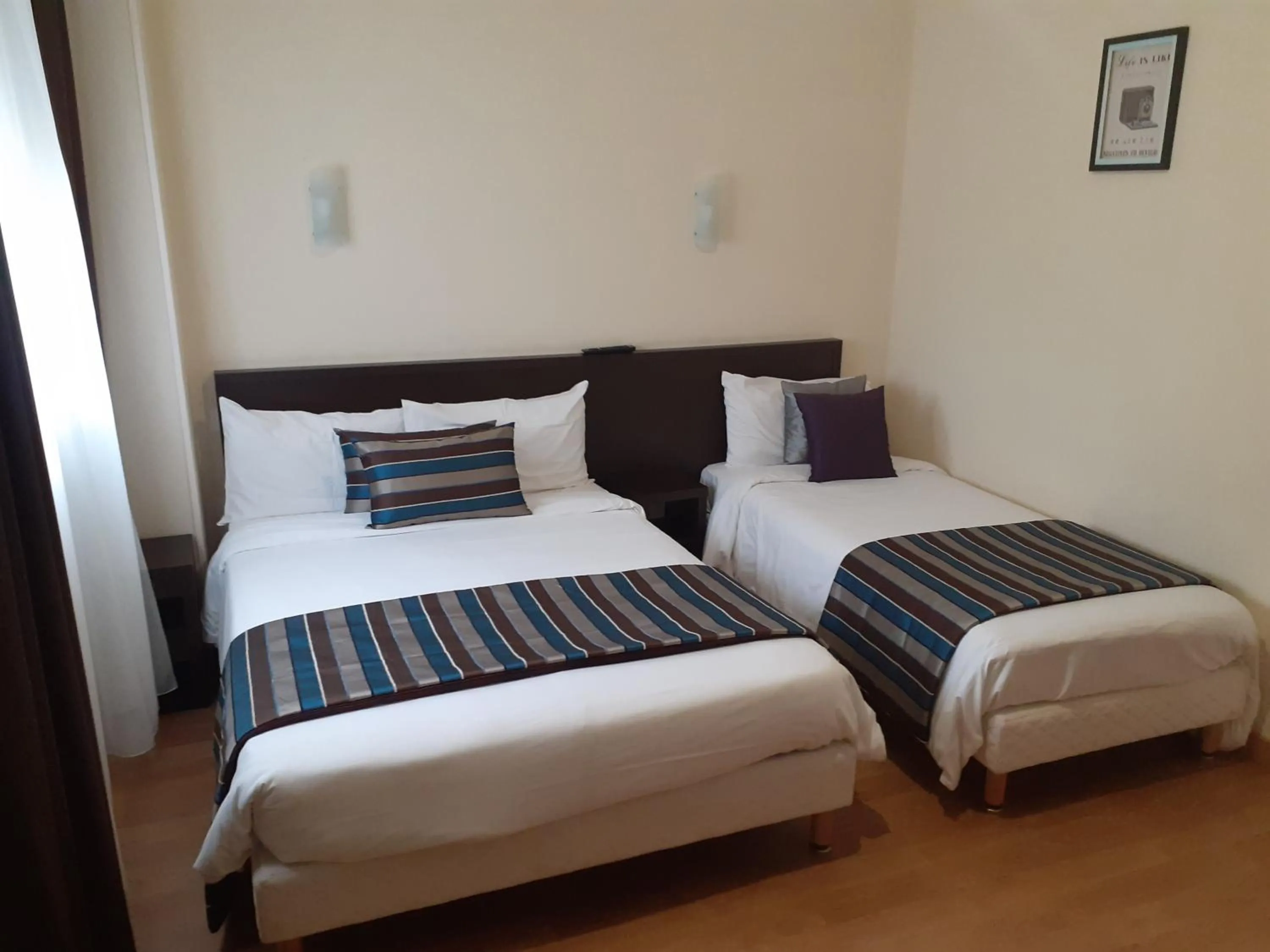 Photo of the whole room, Bed in Le Chapeau Rouge