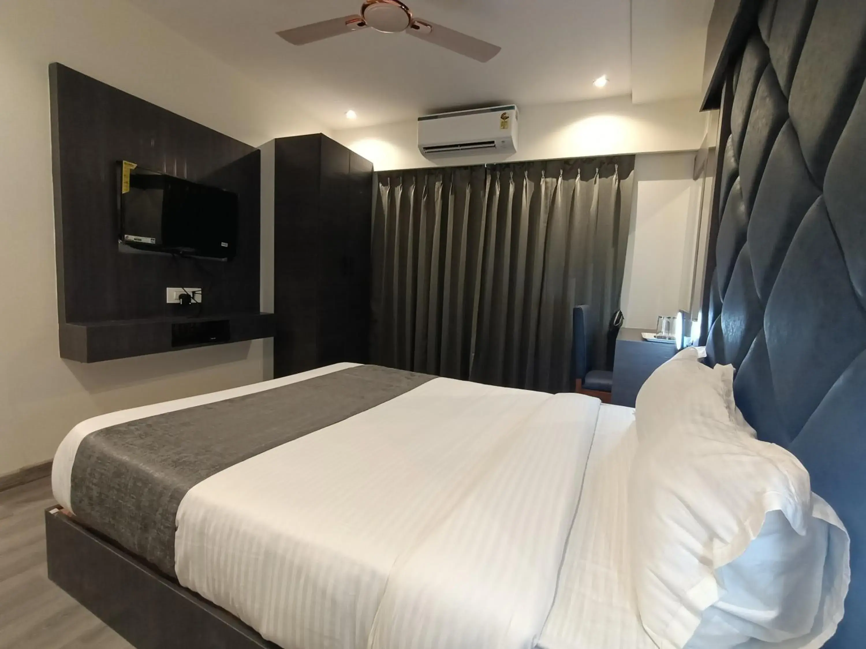 Bed in Hotel Classio Andheri - Near DN Nagar Metro Station Bed in Hotel Classio Andheri - Near DN Nagar Metro Station