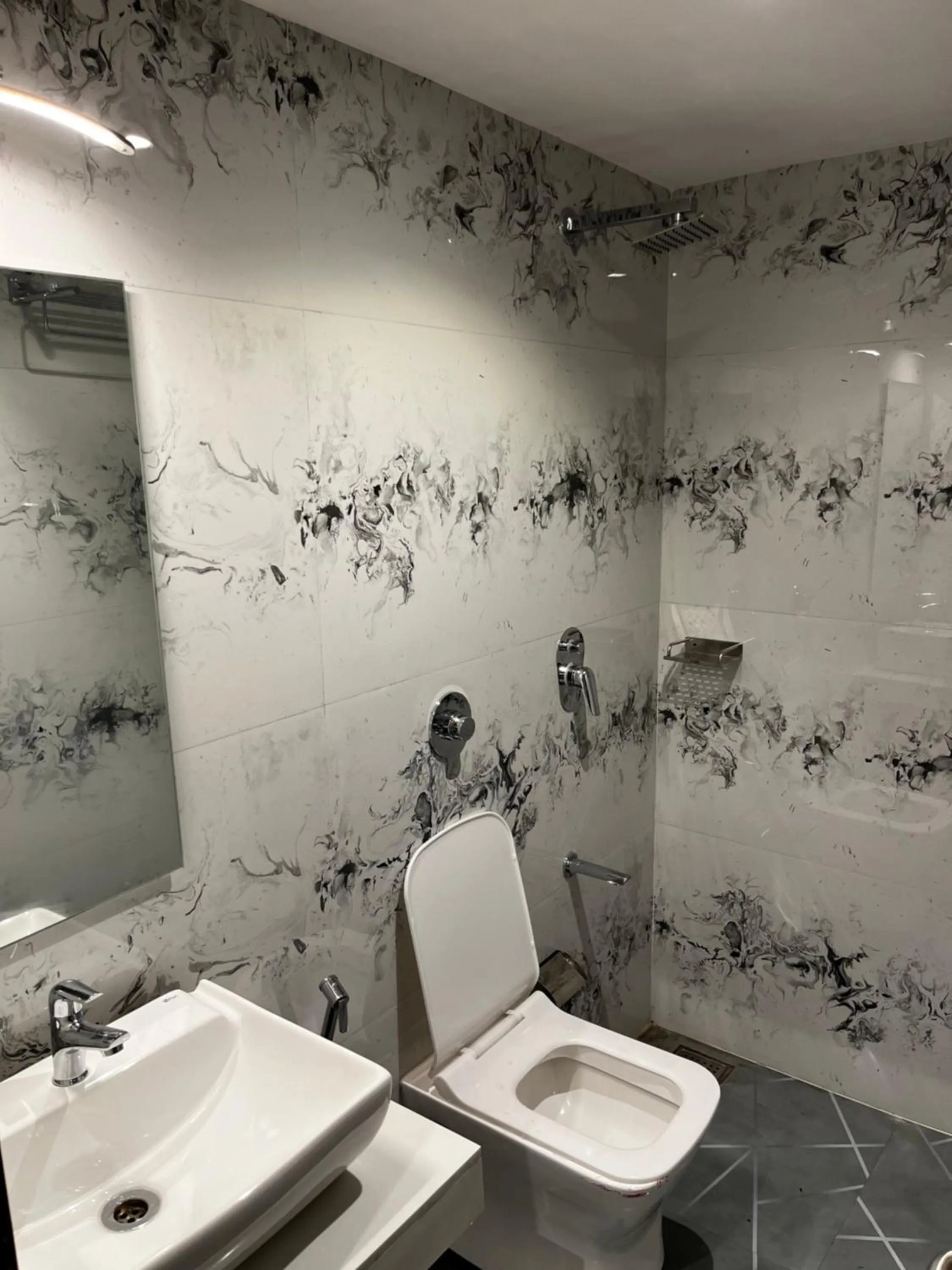 Shower in Hotel Classio Andheri - Near DN Nagar Metro Station