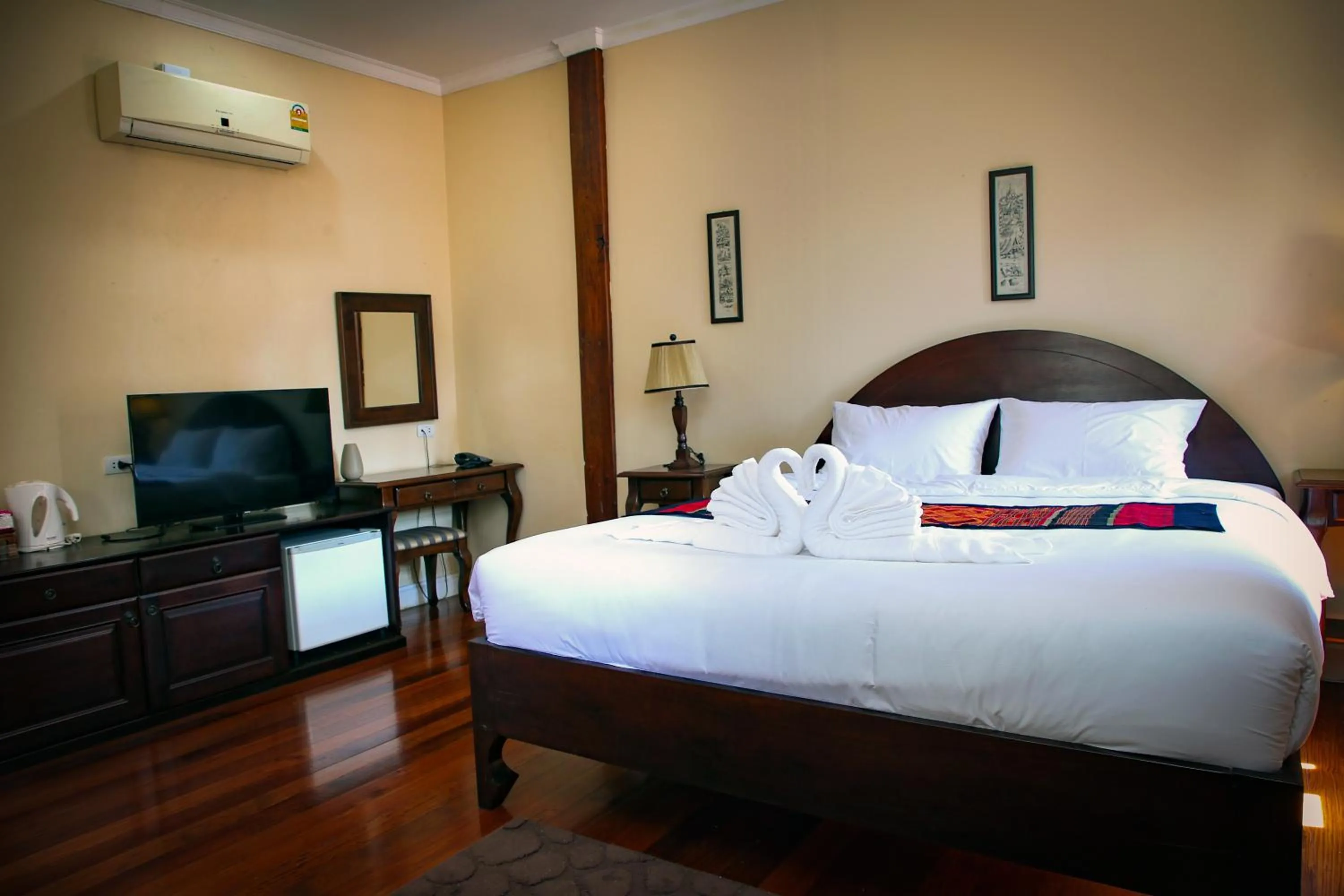 Bed in Le Luxe Boutique Hotel