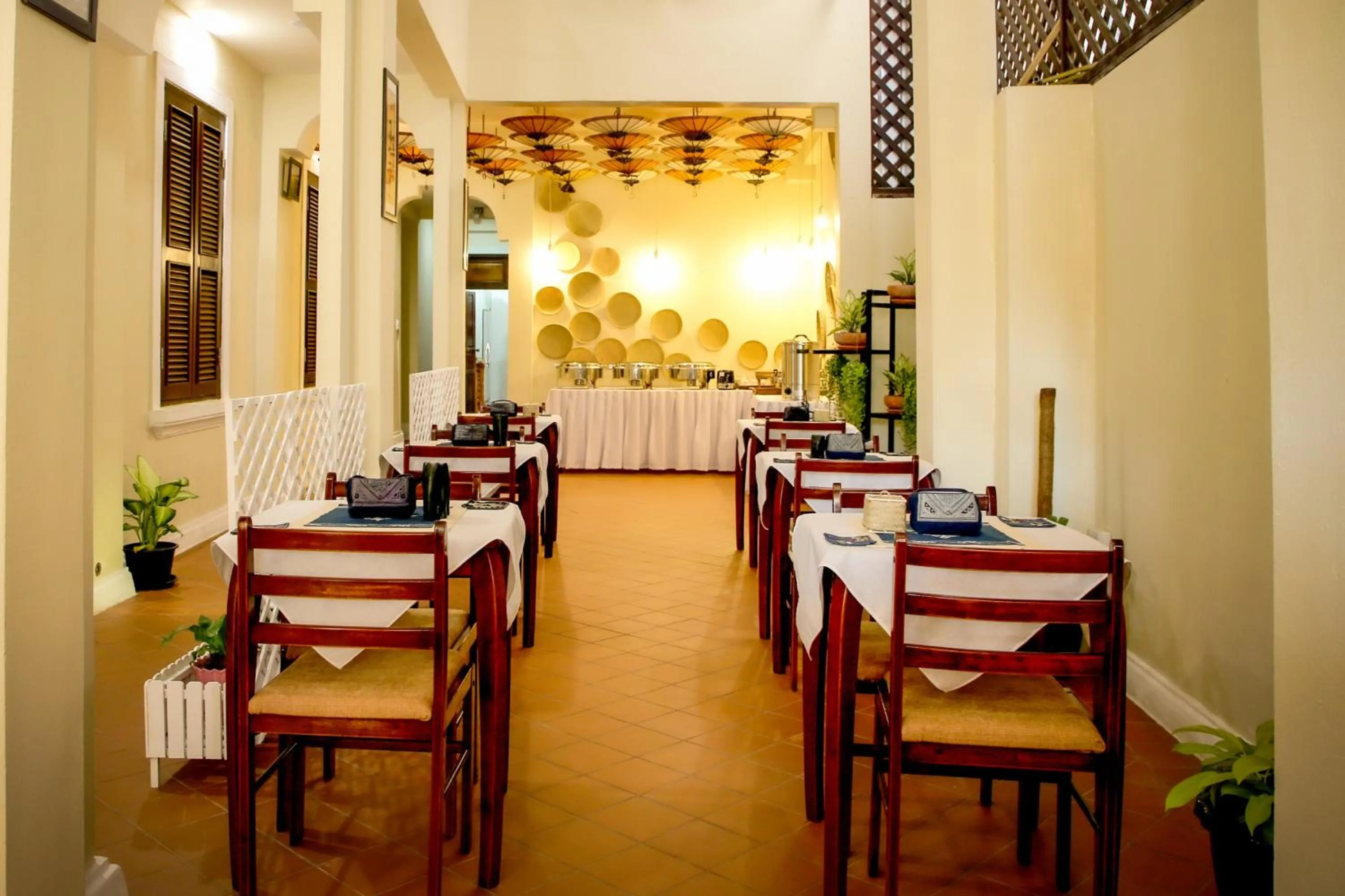 Restaurant/places to eat in Le Luxe Boutique Hotel