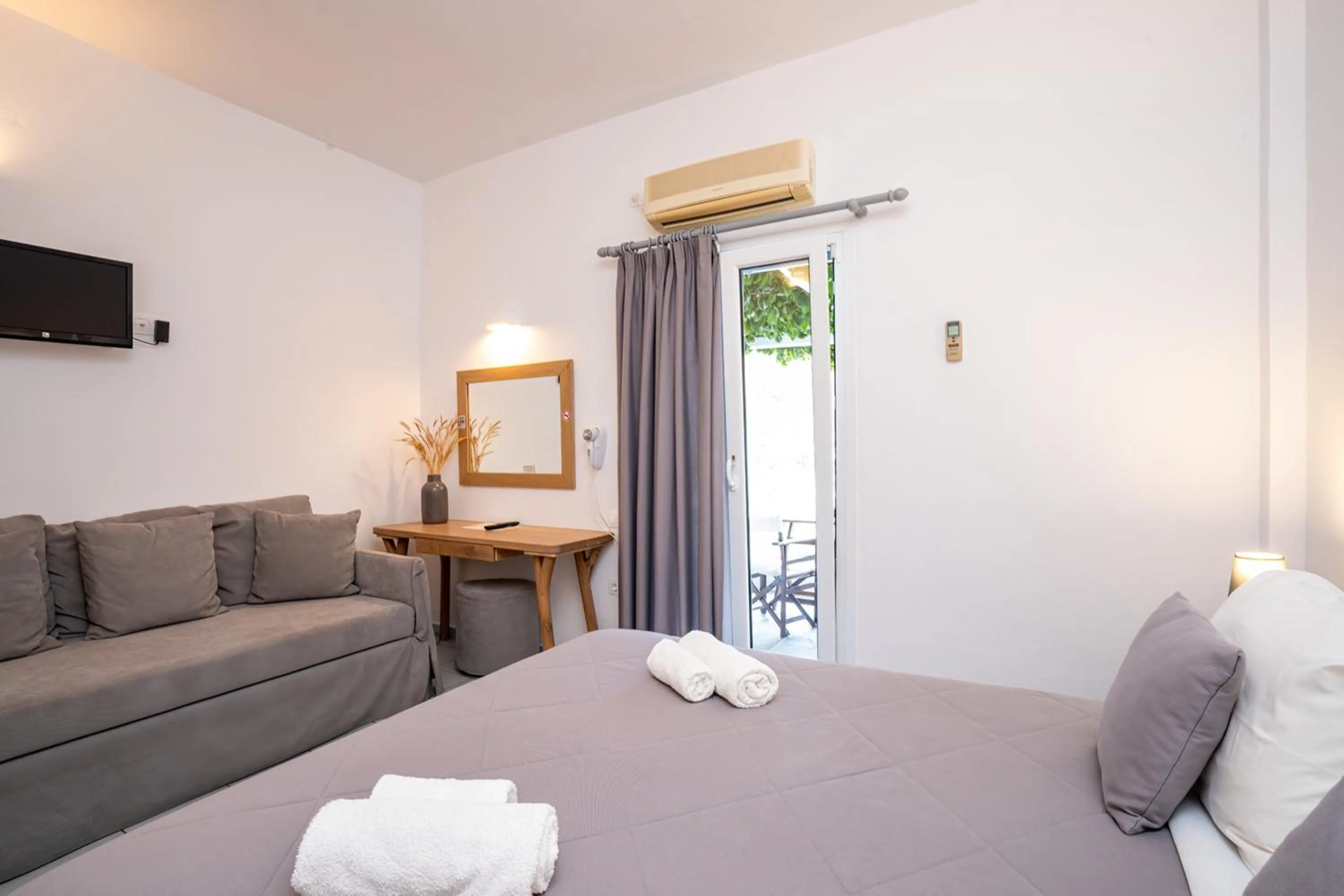 Bedroom, Bed in Mosha Pension