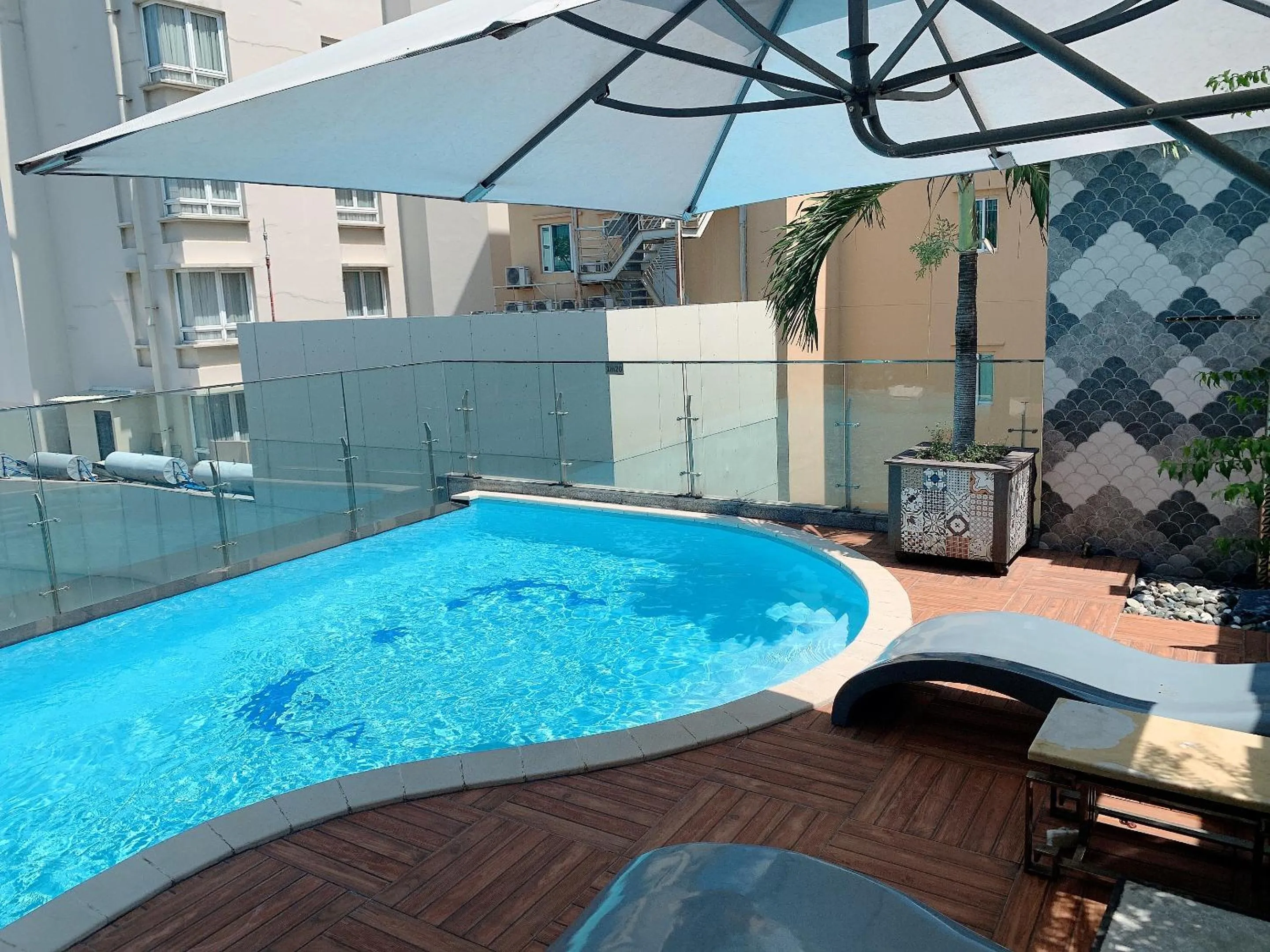 Swimming pool in Sunflower Luxury Hotel