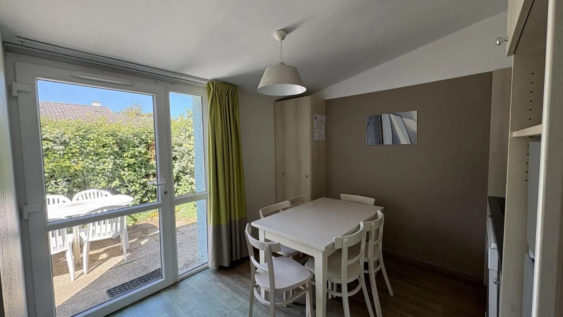 Dining area in VVF Cotentin Îles anglo-normandes