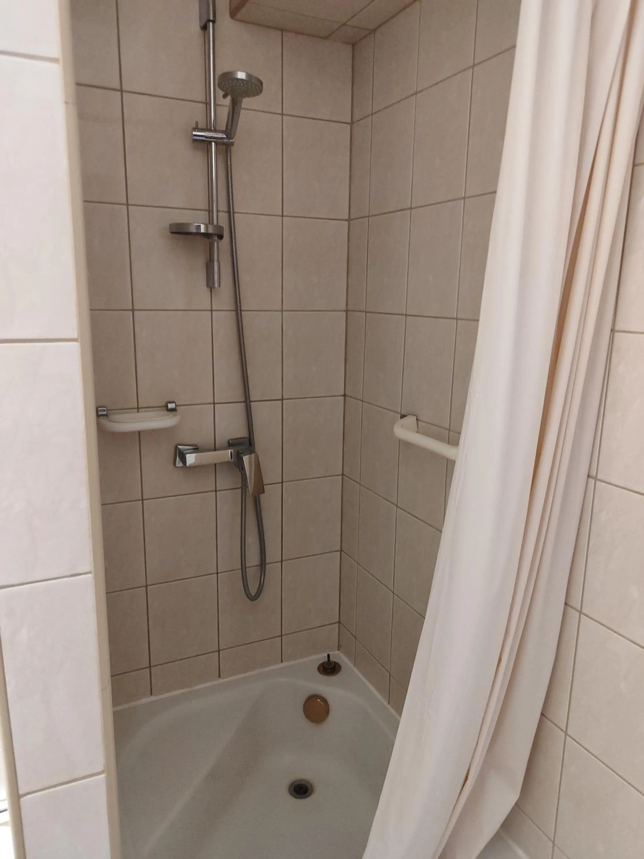 Shower in Pokój 303 dwuosobowy z prywatną łazienką - Piotrkowska 262-264