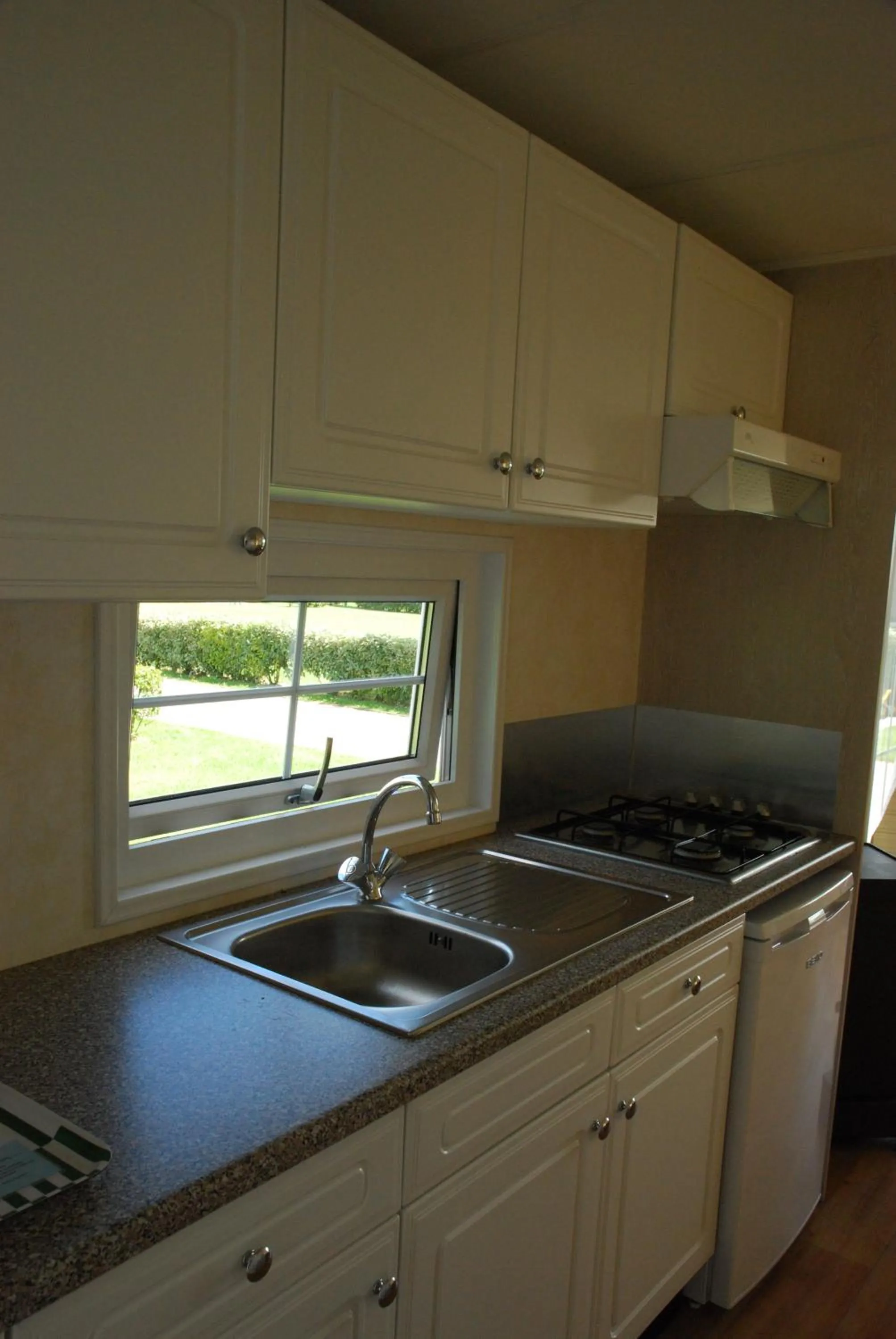 Kitchen or kitchenette in Minicamping De Visser