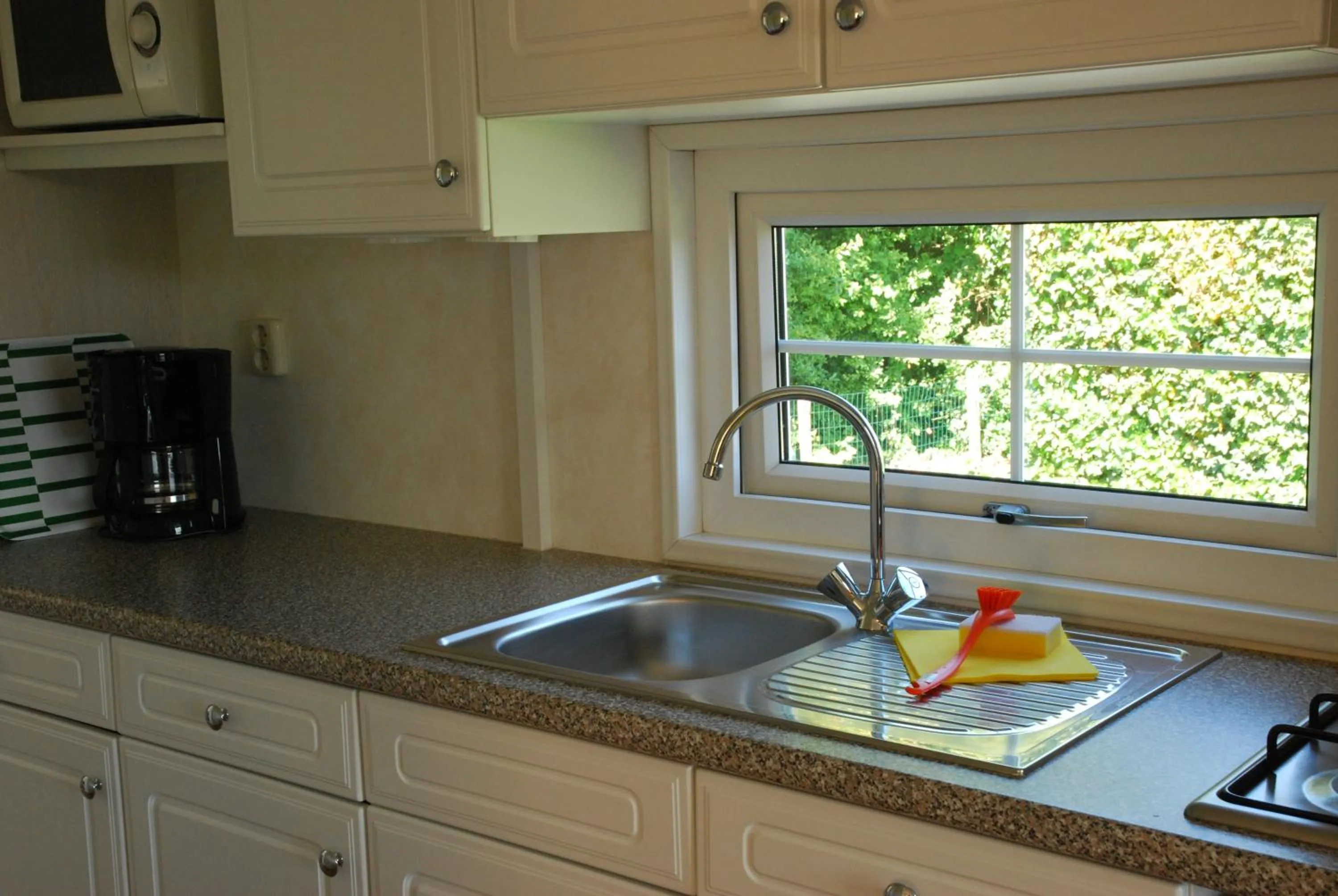 Kitchen or kitchenette in Minicamping De Visser