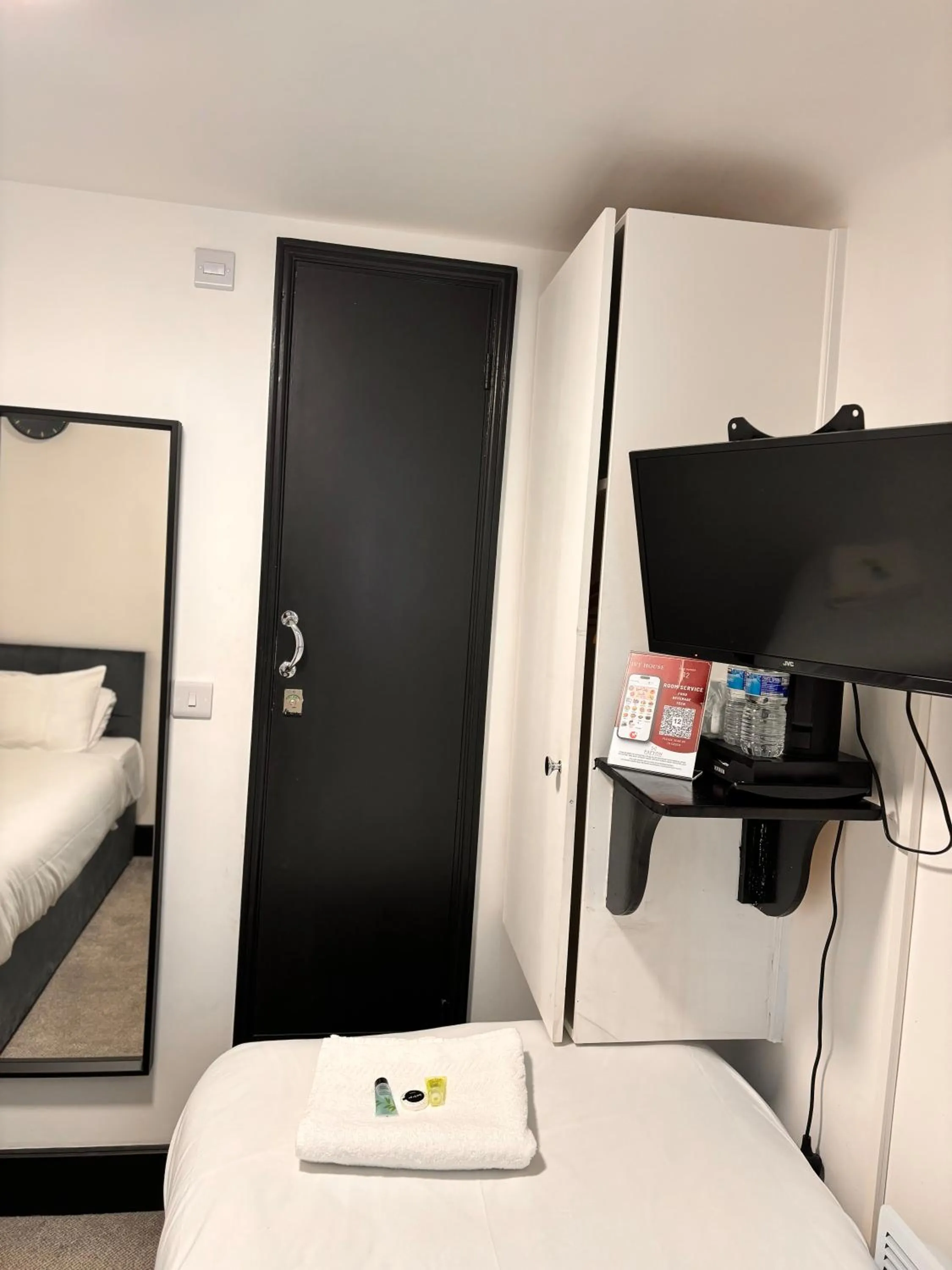 TV and multimedia, Bed in Ivy House Hotel