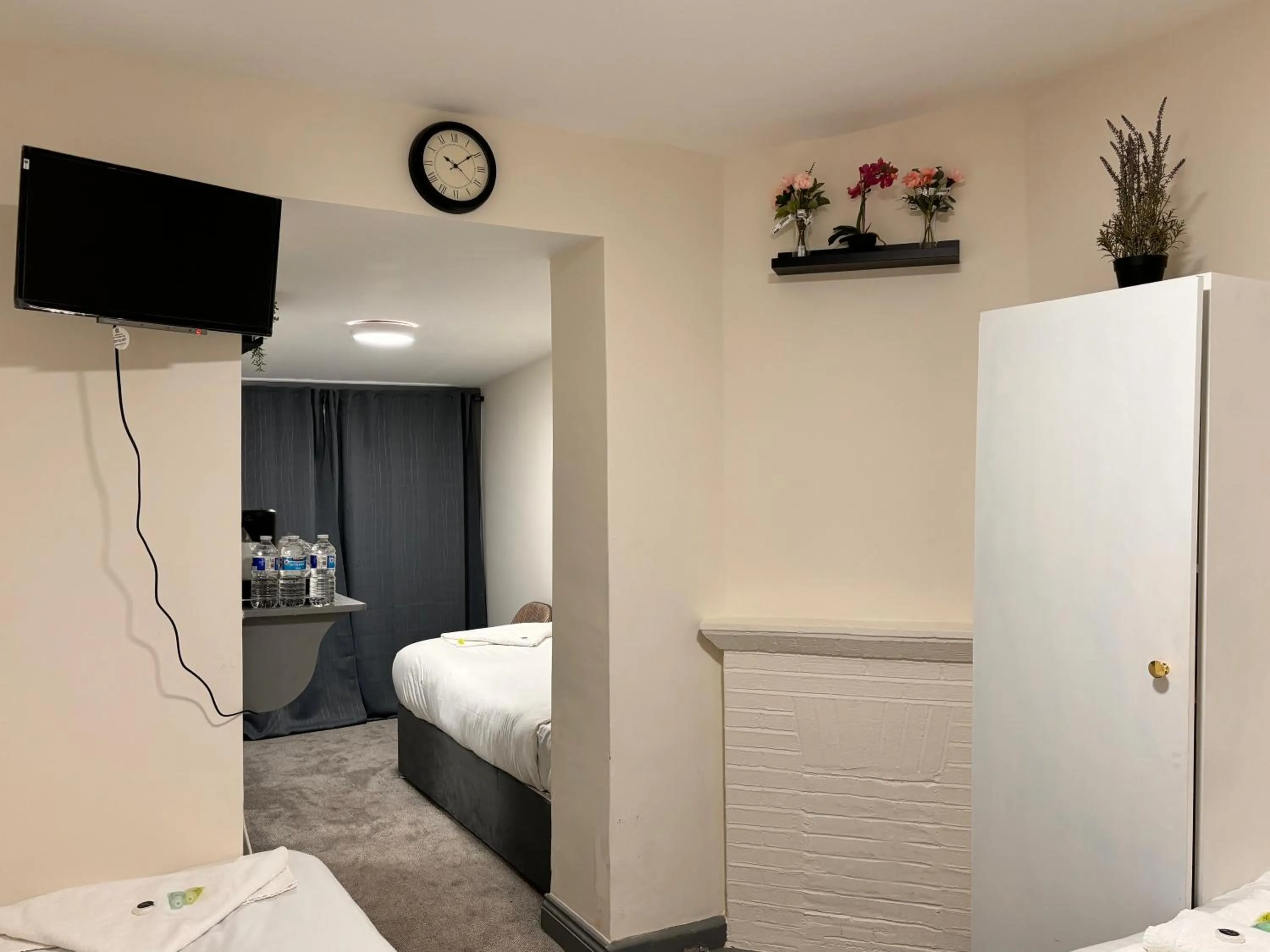 wardrobe, Bed in Ivy House Hotel