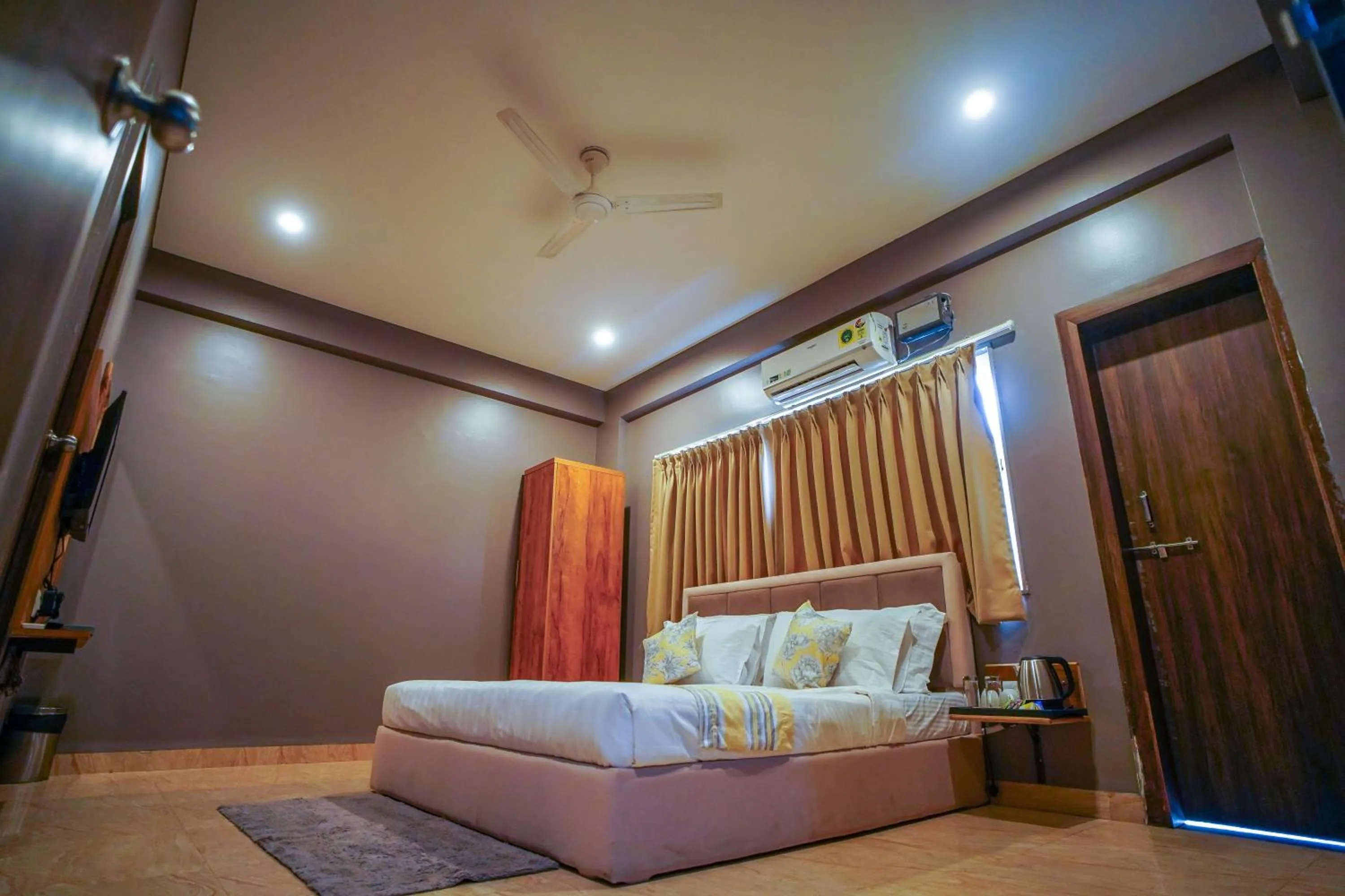 Bedroom, Seating Area in Hotel Shree Shell Inn