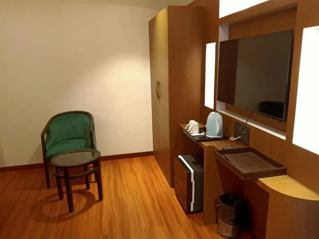 King Room with Mountain View in The Emerald Hotel & Siya Milan Banquets King Room with Mountain View in The Emerald Hotel & Siya Milan Banquets