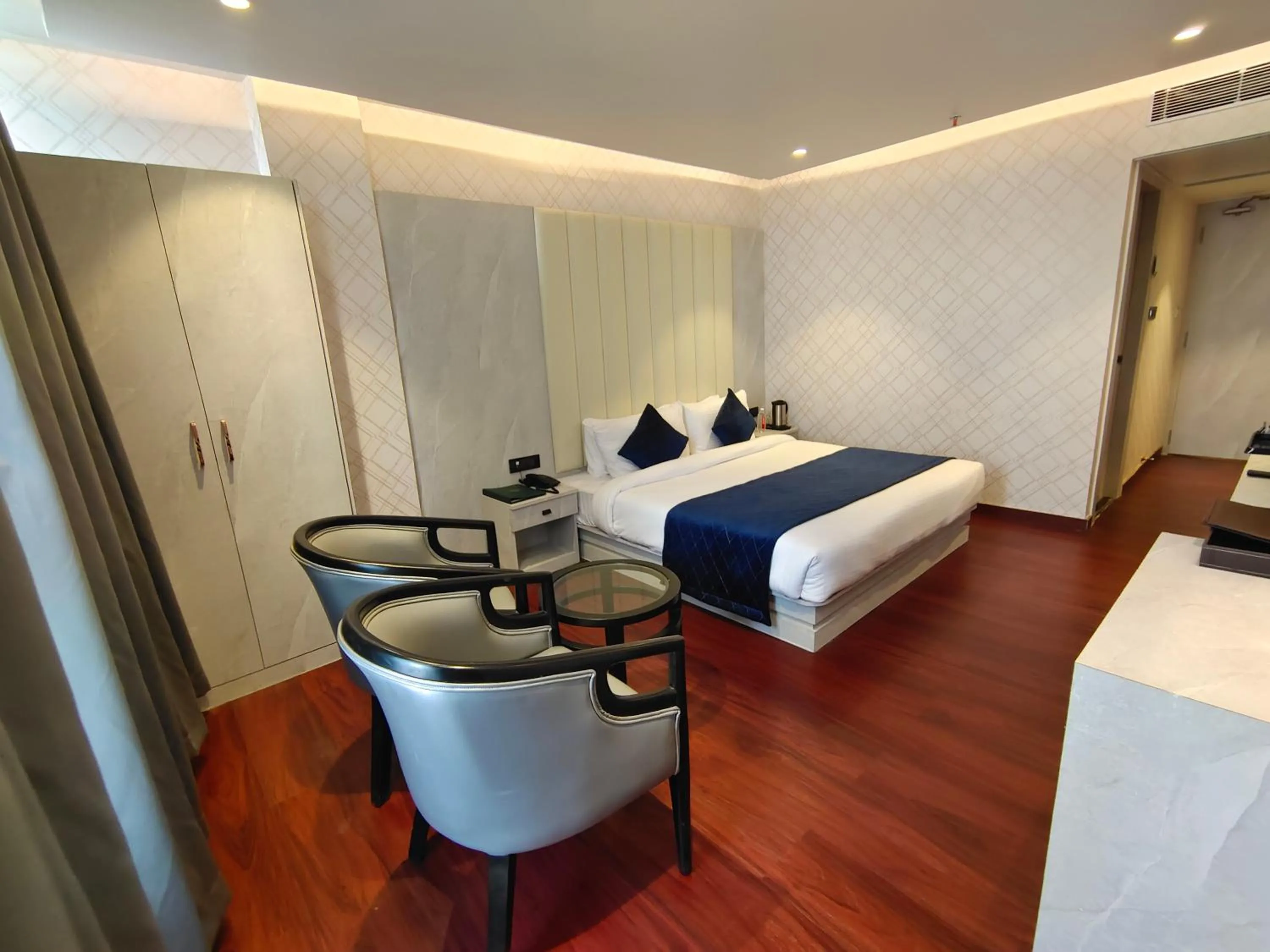 Bed in The Emerald Hotel & Siya Milan Banquets