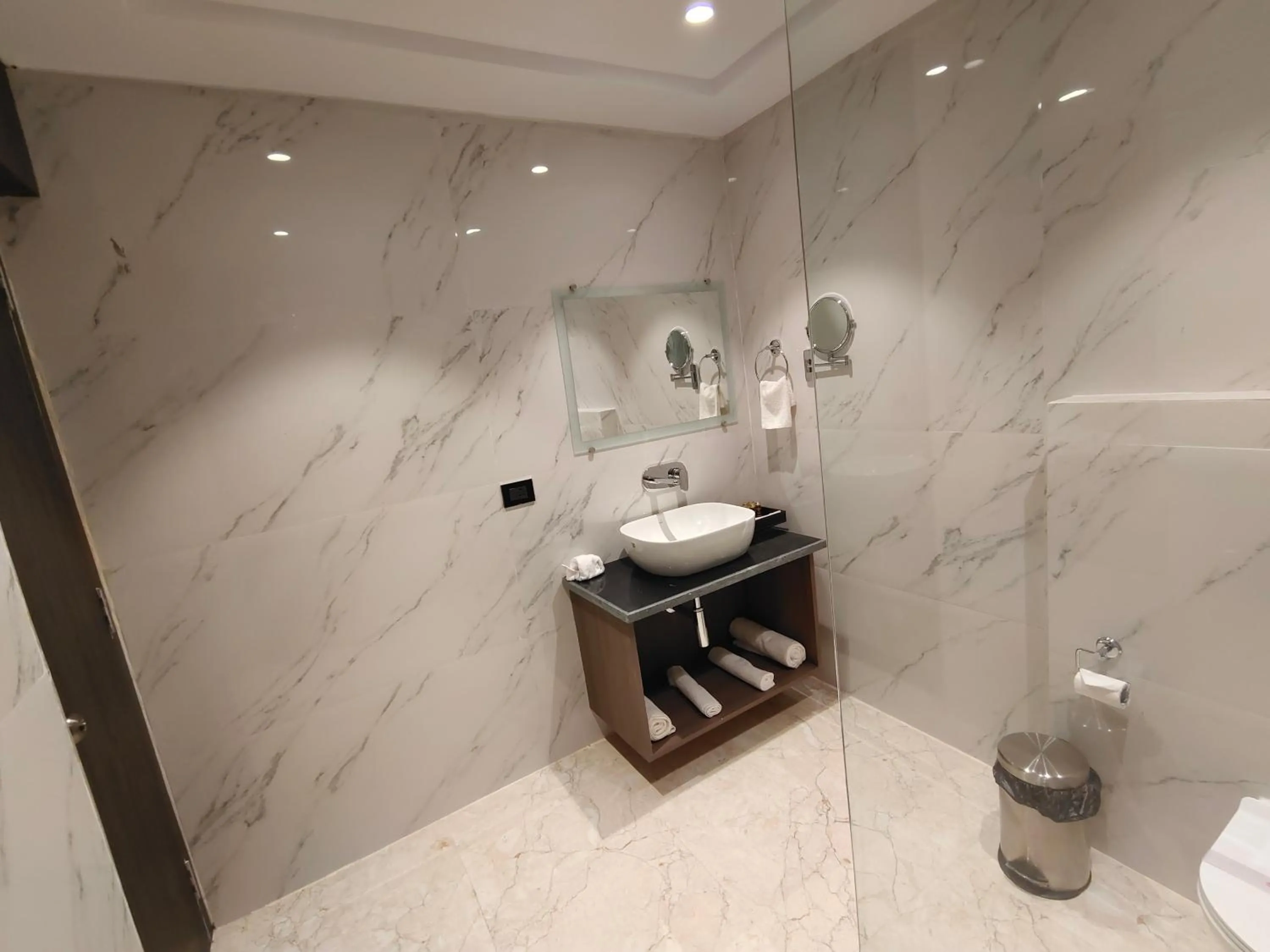 Bathroom in The Emerald Hotel & Siya Milan Banquets