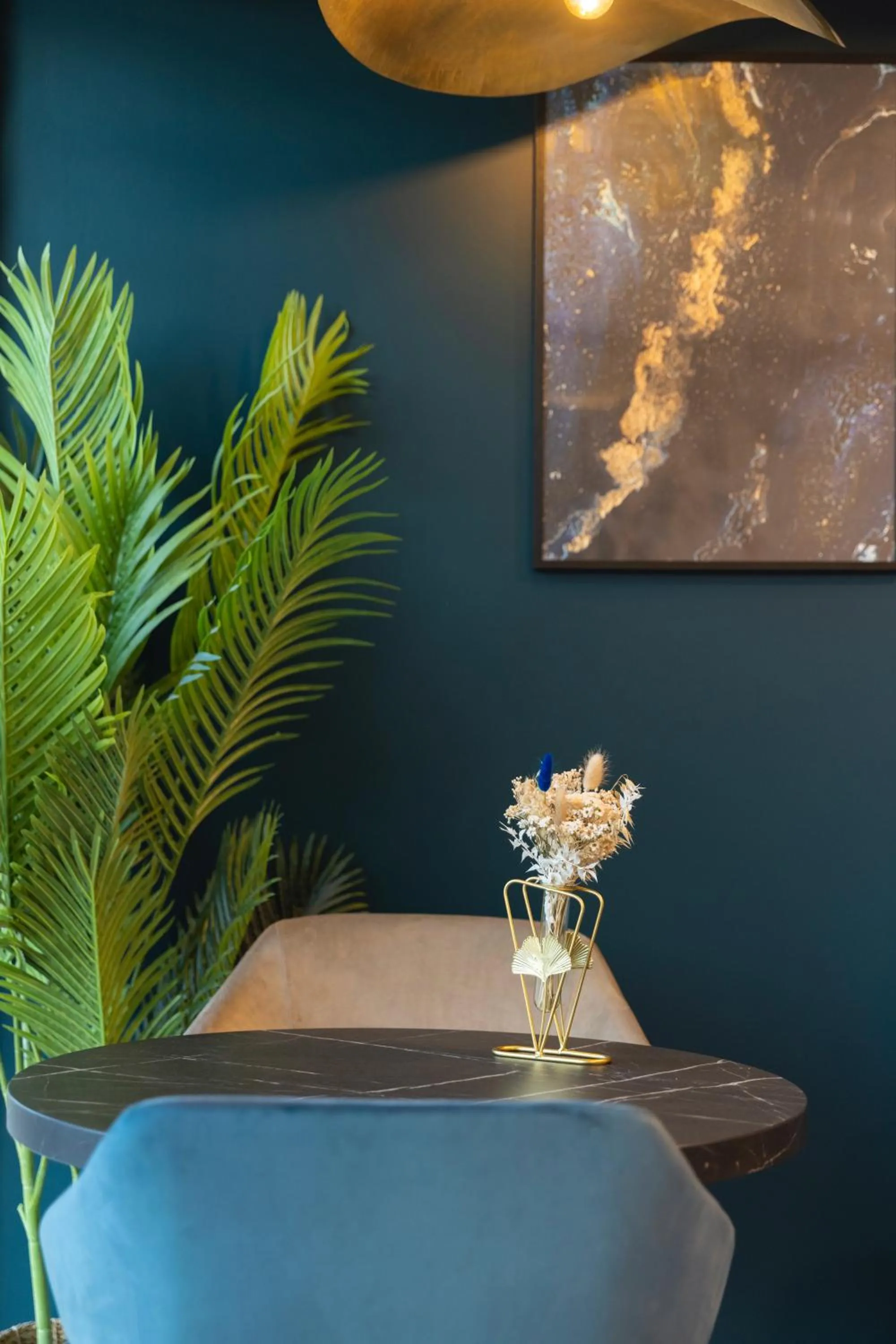 Lounge or bar in The Originals Résidence Aix Schuman