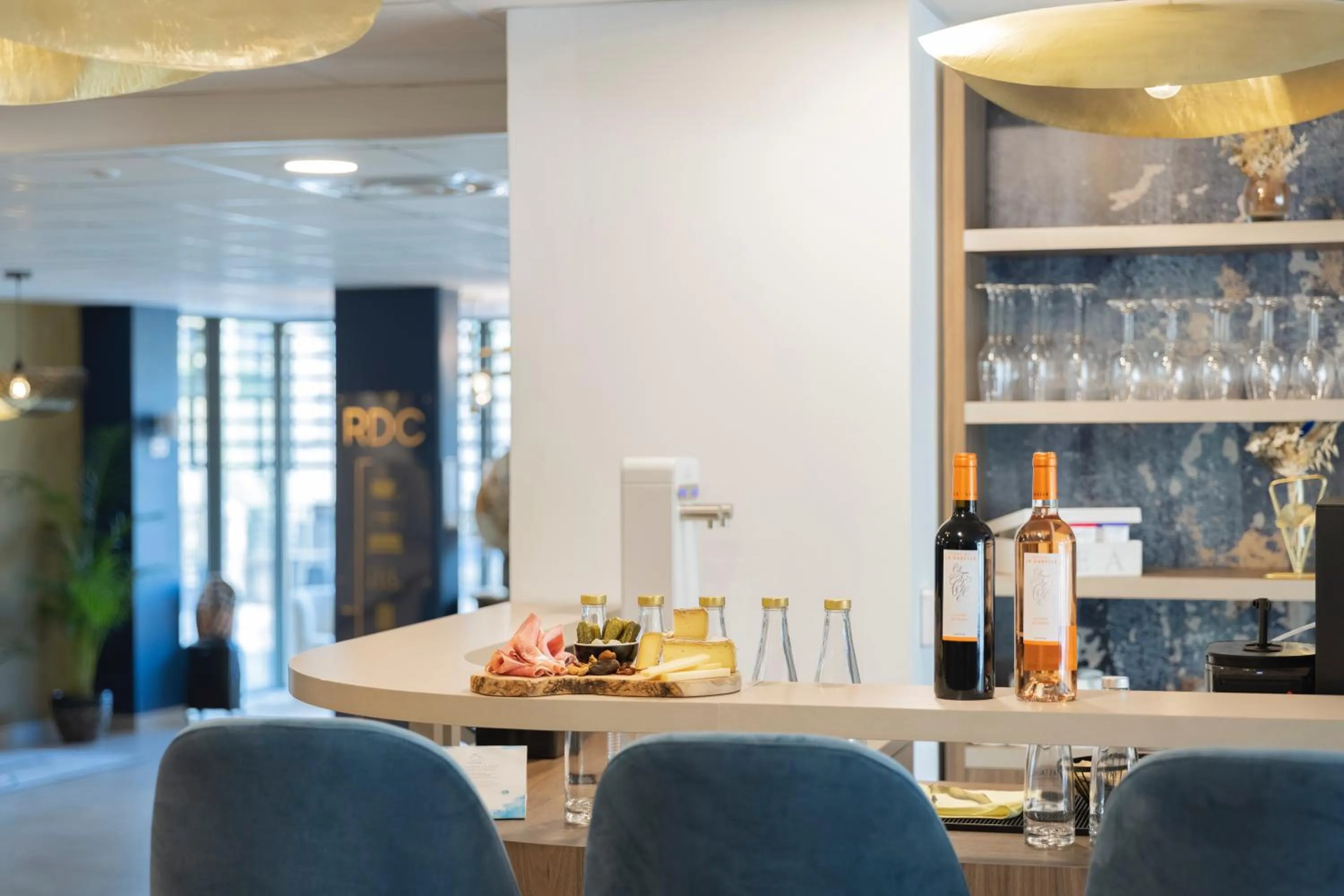 Lounge or bar in The Originals Résidence Aix Schuman