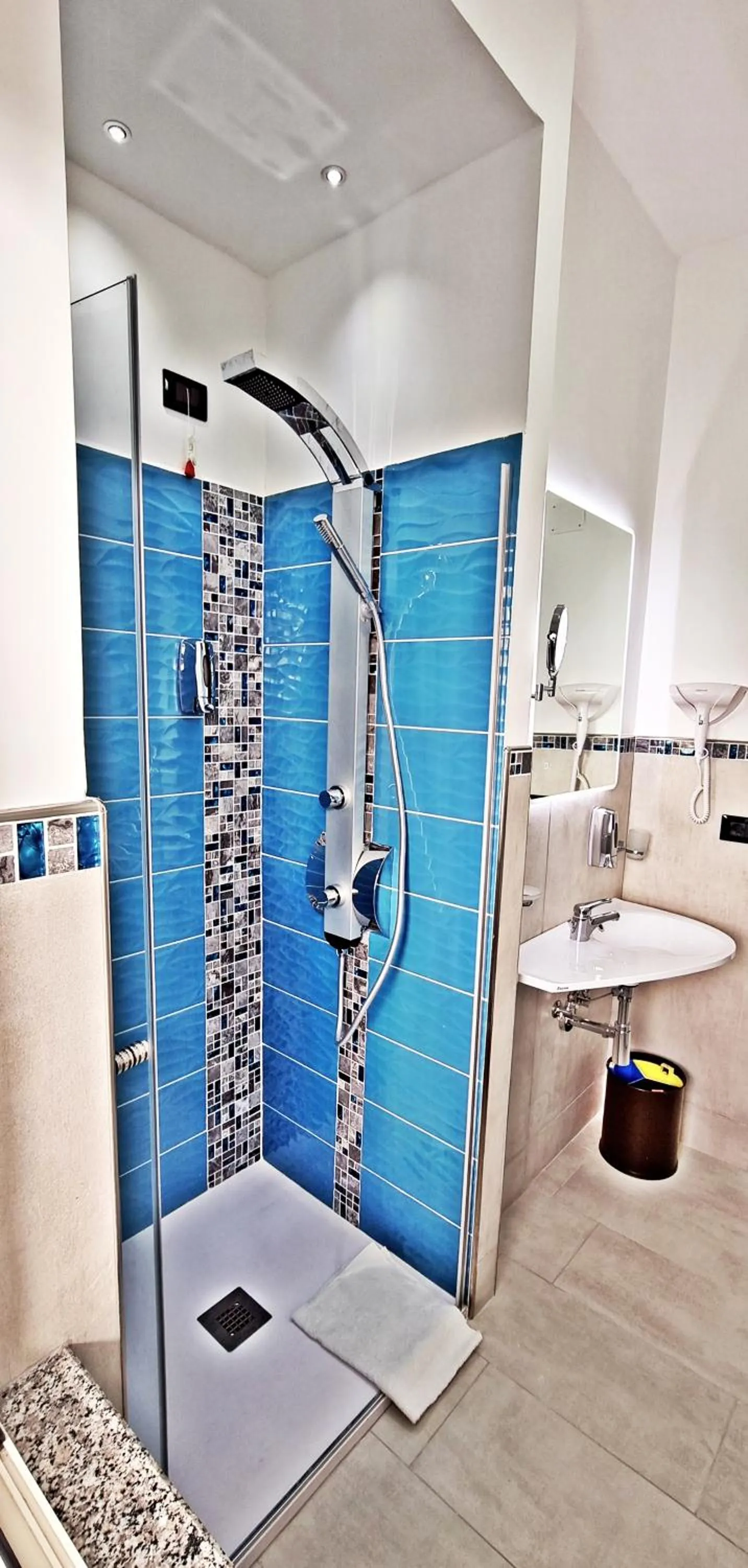 Shower in Hotel Blu Eden