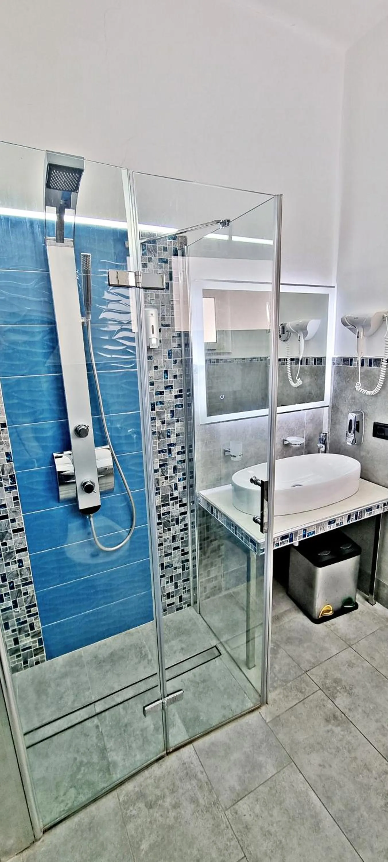 Shower in Hotel Blu Eden