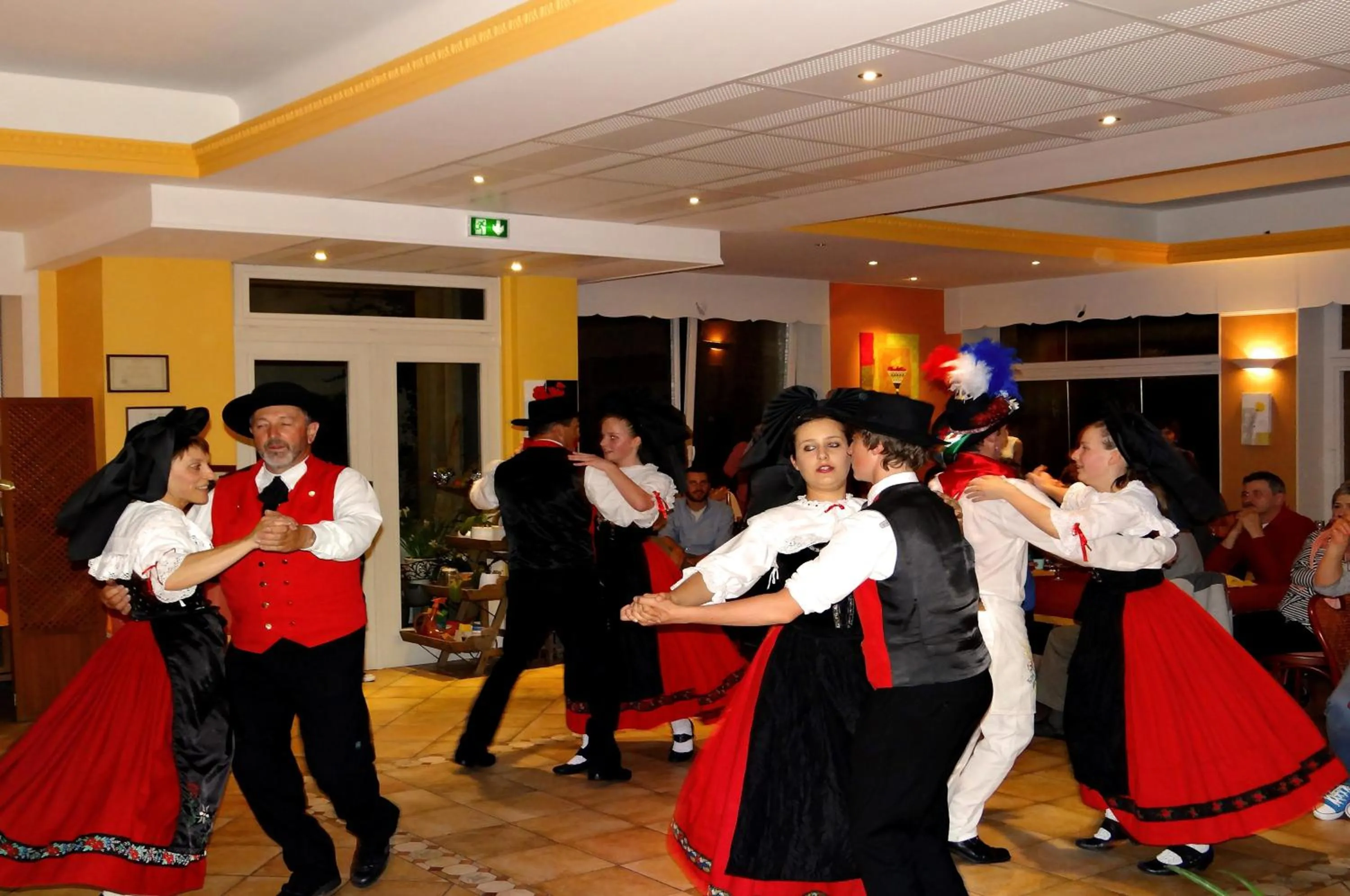 Evening entertainment in Logis Hôtel - Restaurant Aux Bruyères
