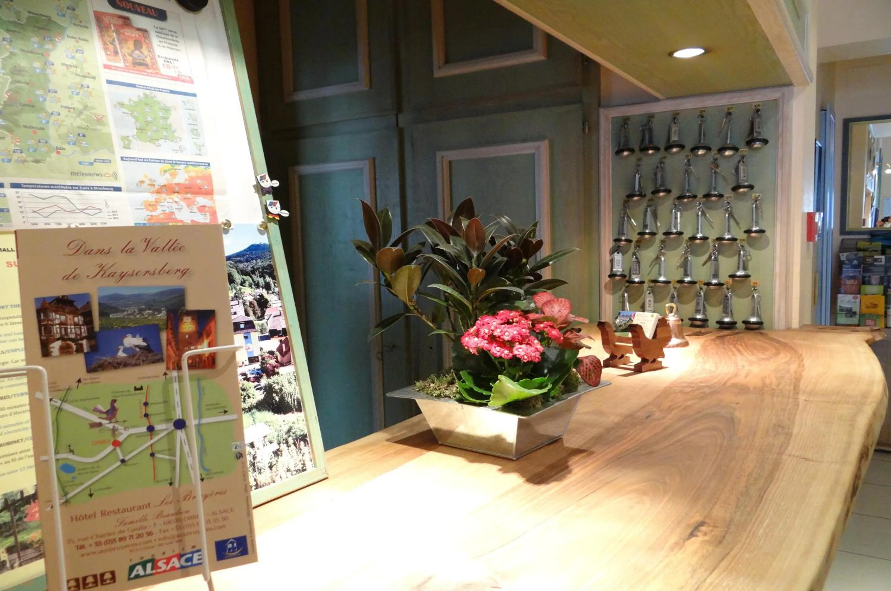 Lobby or reception in Logis Hôtel - Restaurant Aux Bruyères