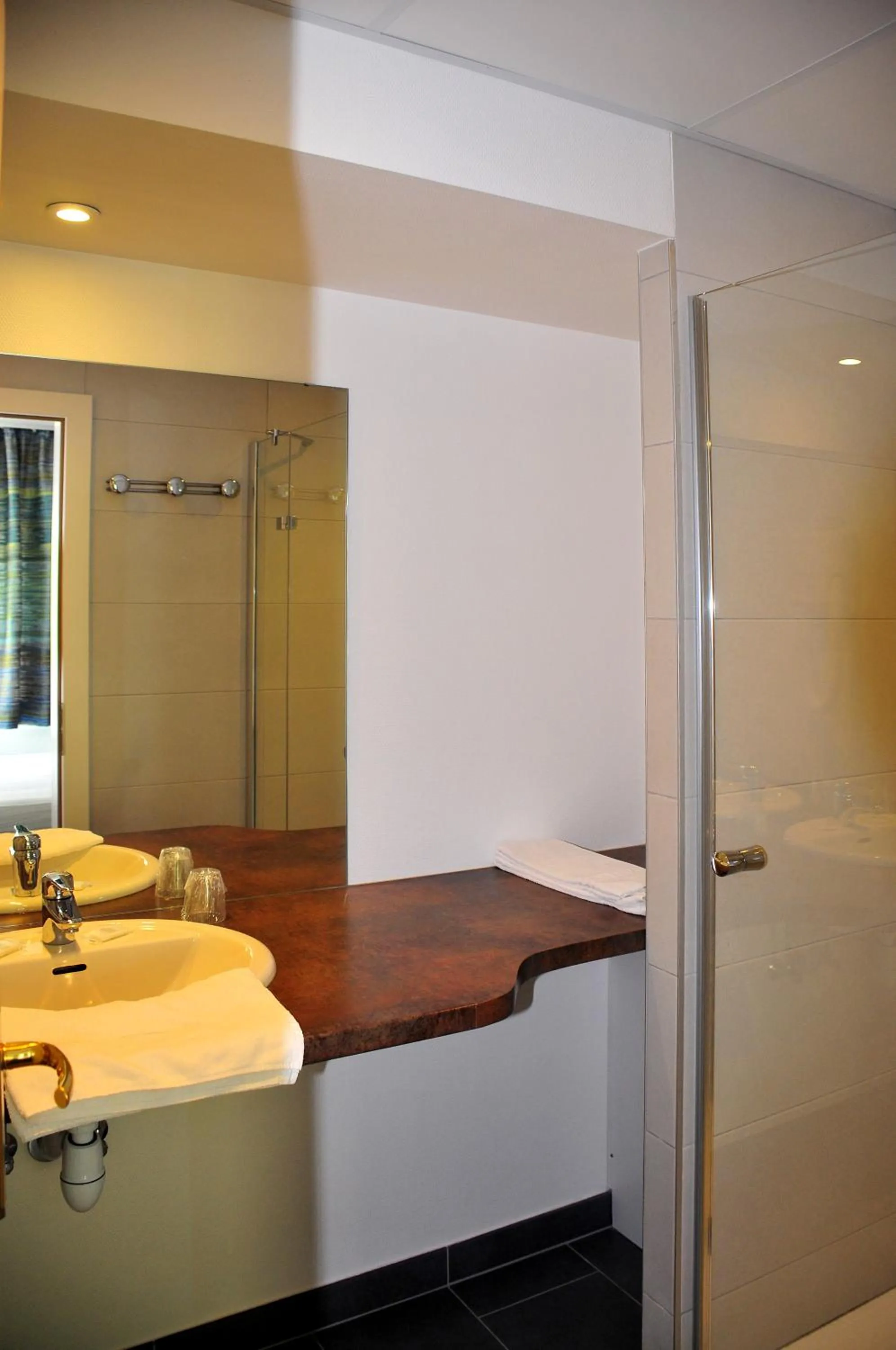 Bathroom in Logis Hôtel - Restaurant Aux Bruyères