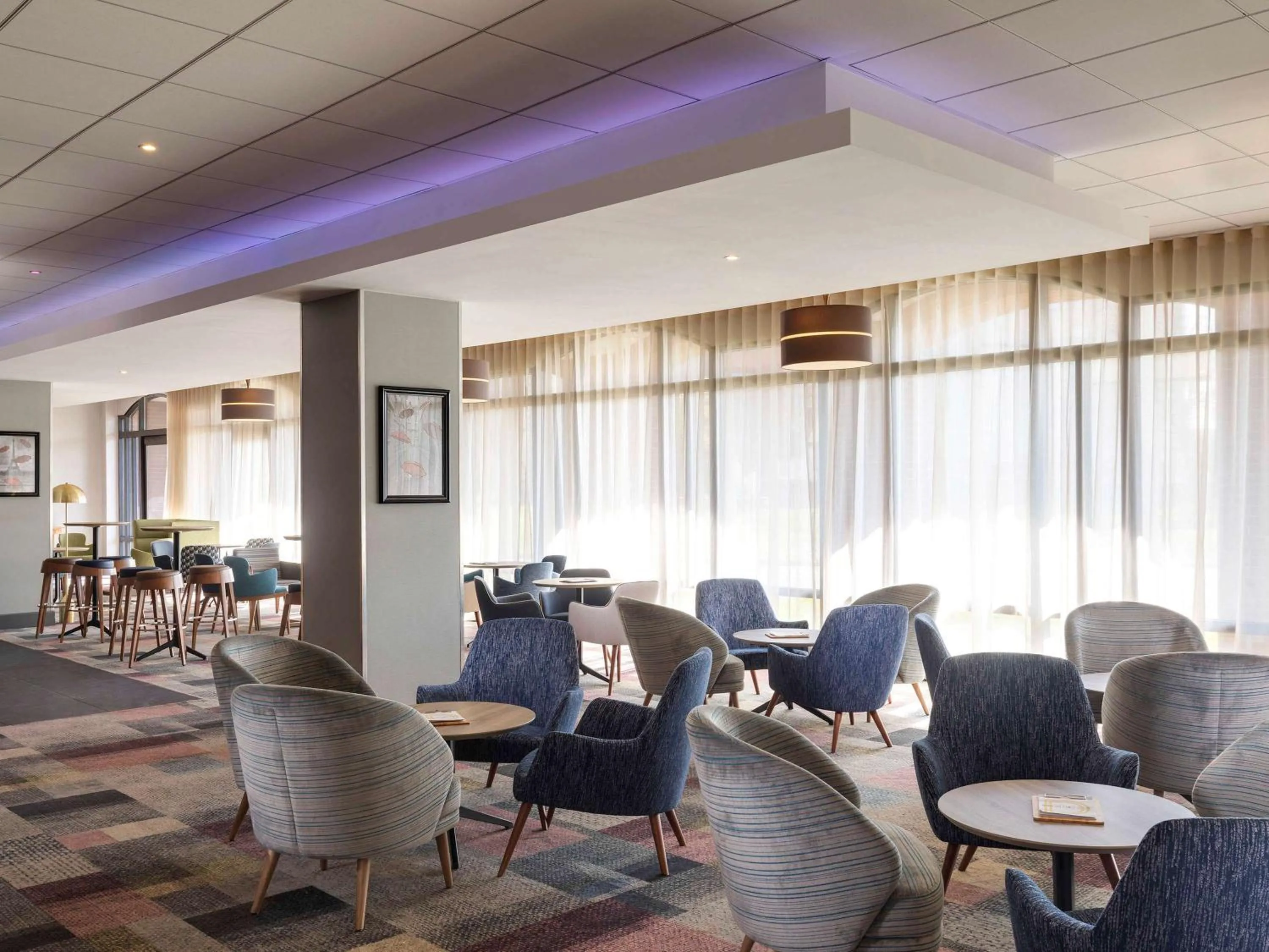 Lounge or bar in Novotel Ipswich Centre