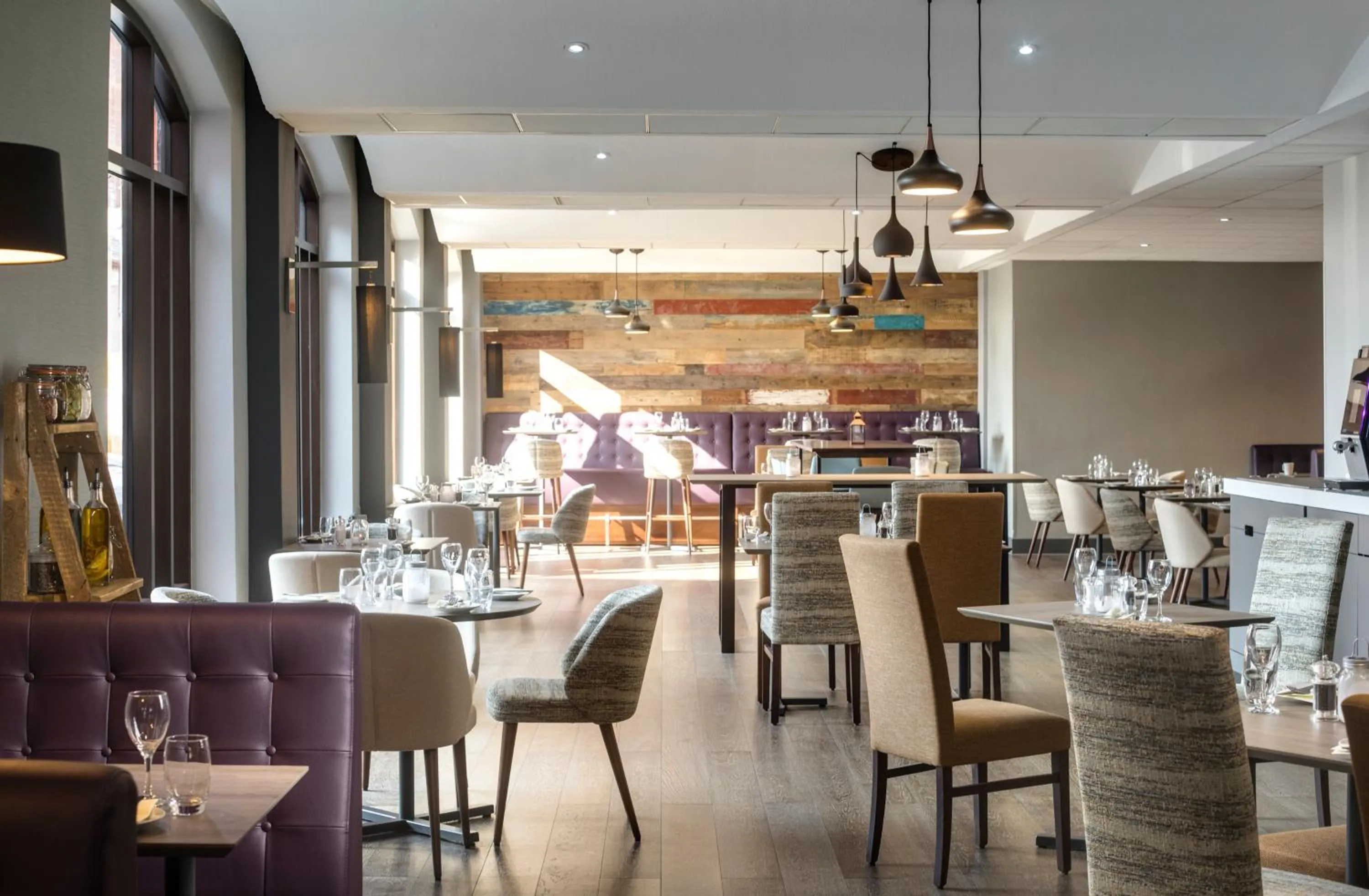 Restaurant/places to eat in Novotel Ipswich Centre