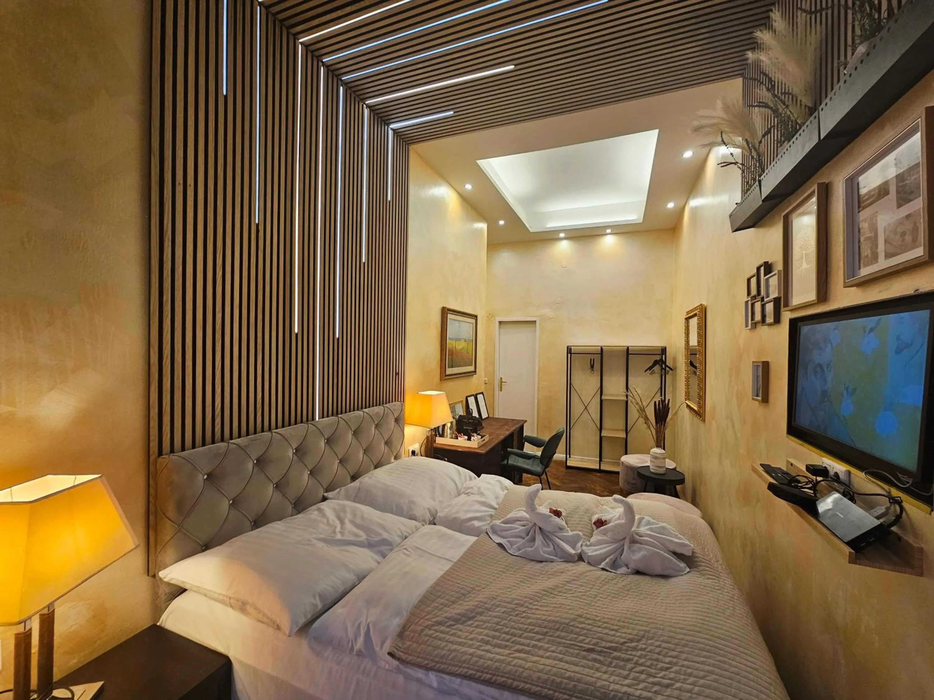 TV and multimedia, Bed in Urban Boutique Hotel