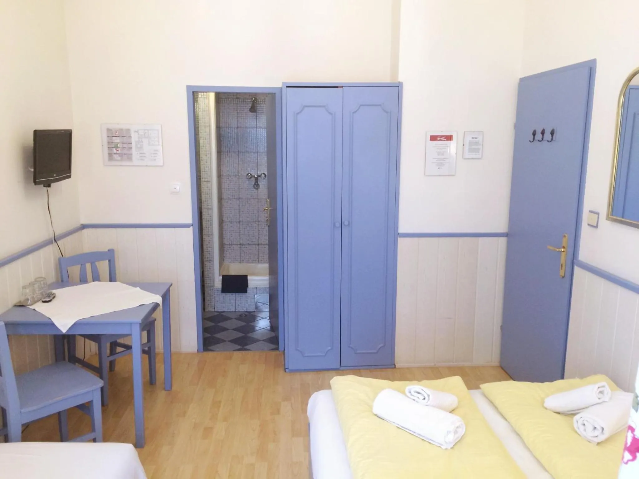 Bathroom, Bed in Urban Boutique Hotel