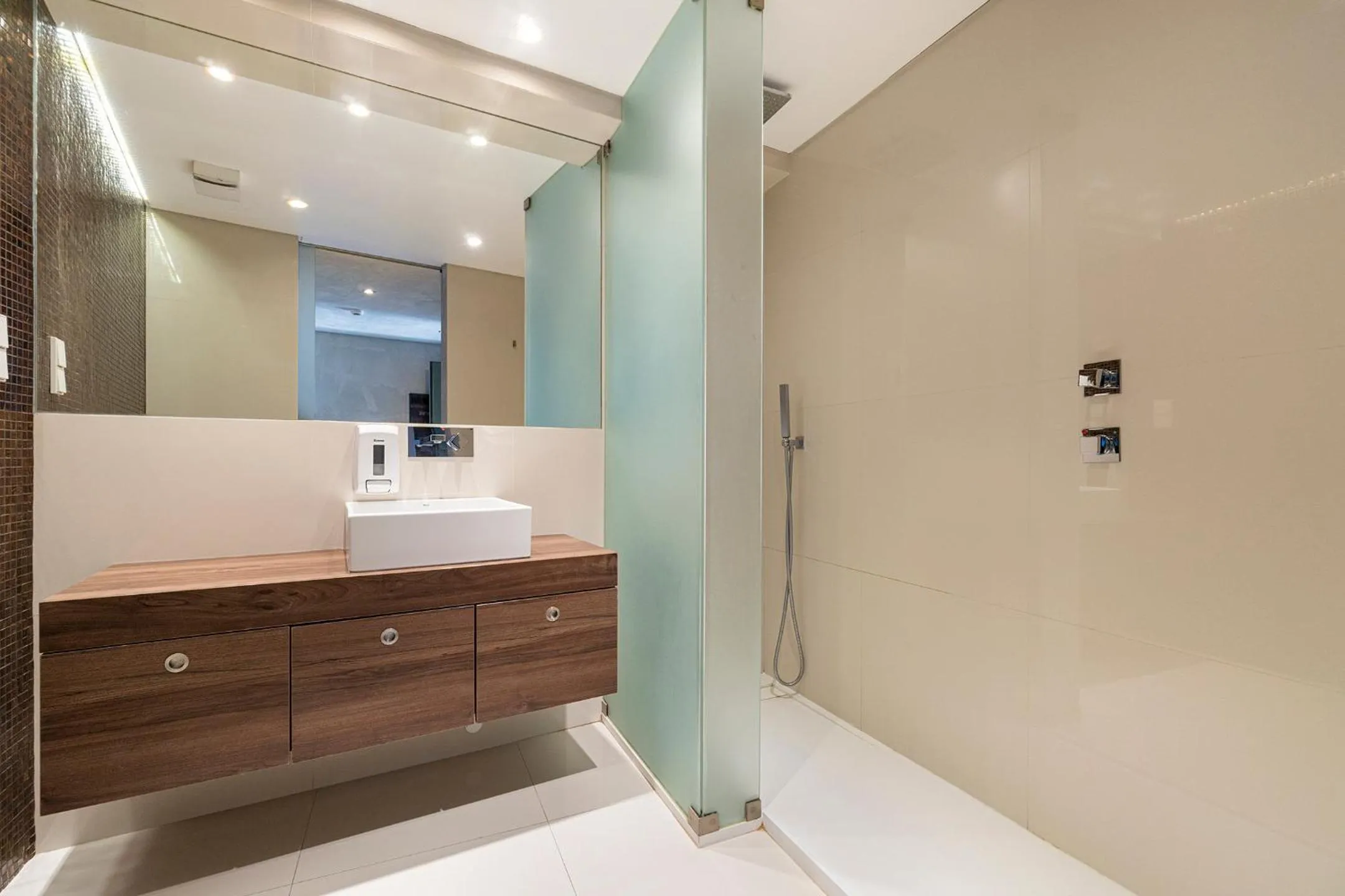 Bathroom in N1 Hostel Apartments and Suites