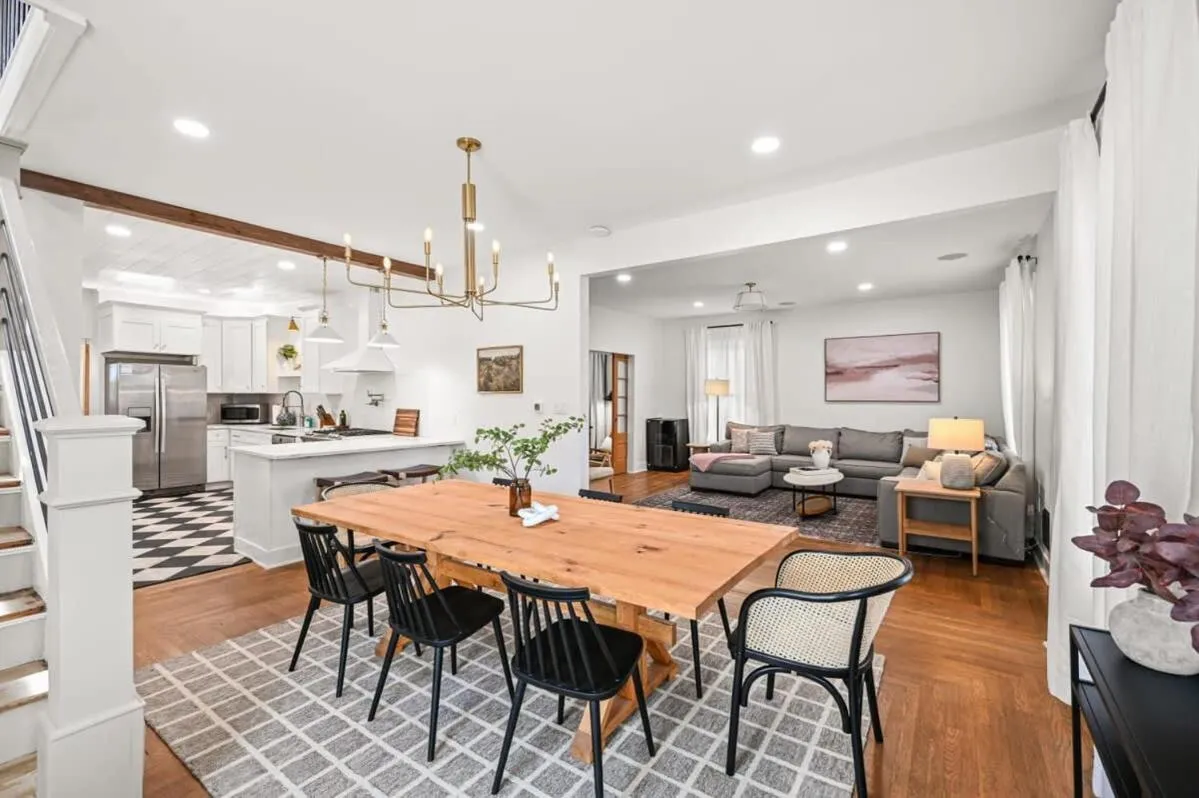 4BR for 10, Near Ark, High-Tech Kitchen, Parking!