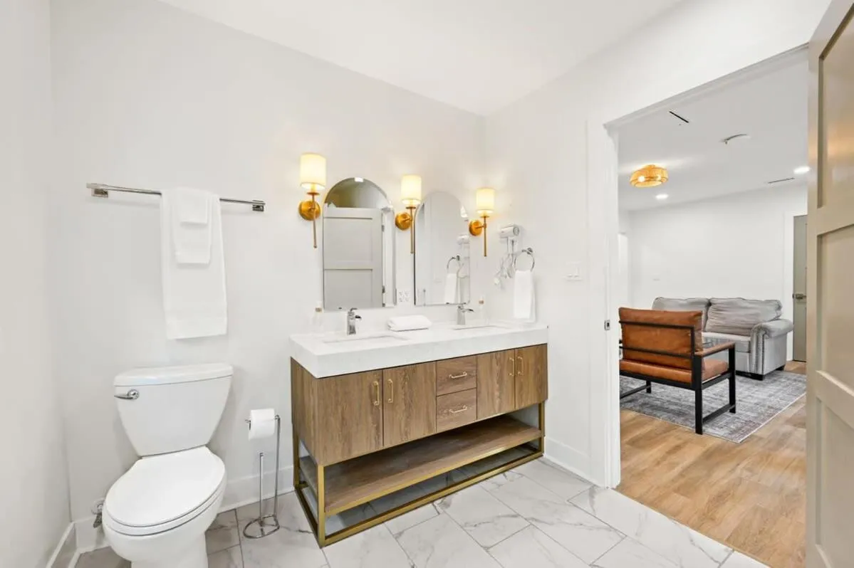 4BR for 10, Near Ark, High-Tech Kitchen, Parking!