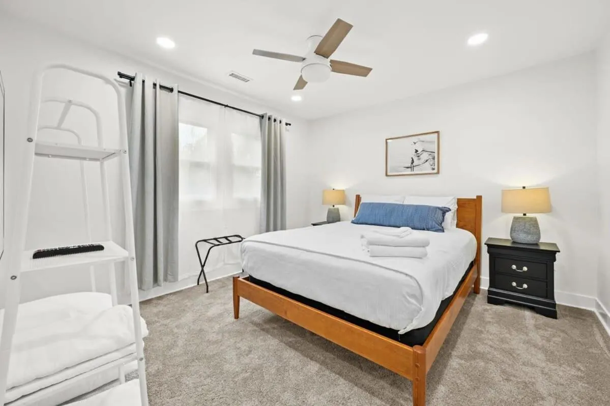 Bed in 4BR for 10, Near Ark, High-Tech Kitchen, Parking!