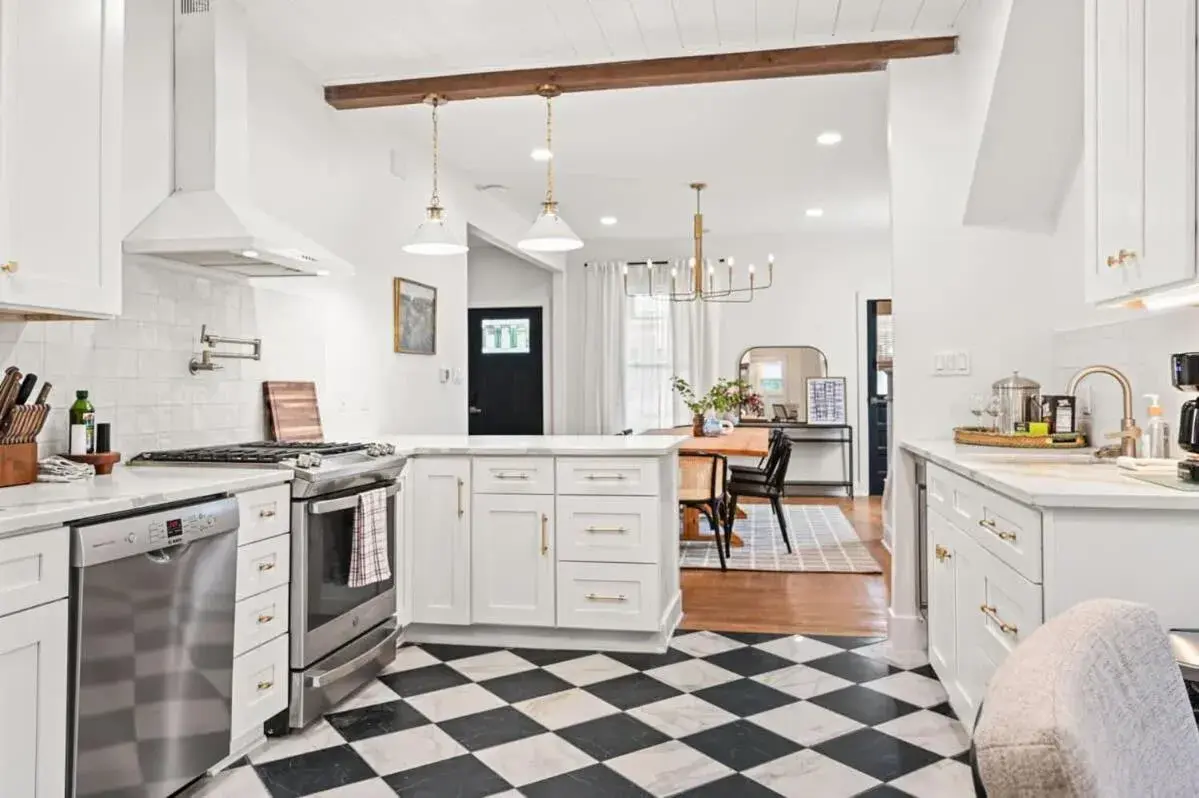 4BR for 10, Near Ark, High-Tech Kitchen, Parking! 4BR for 10, Near Ark, High-Tech Kitchen, Parking!