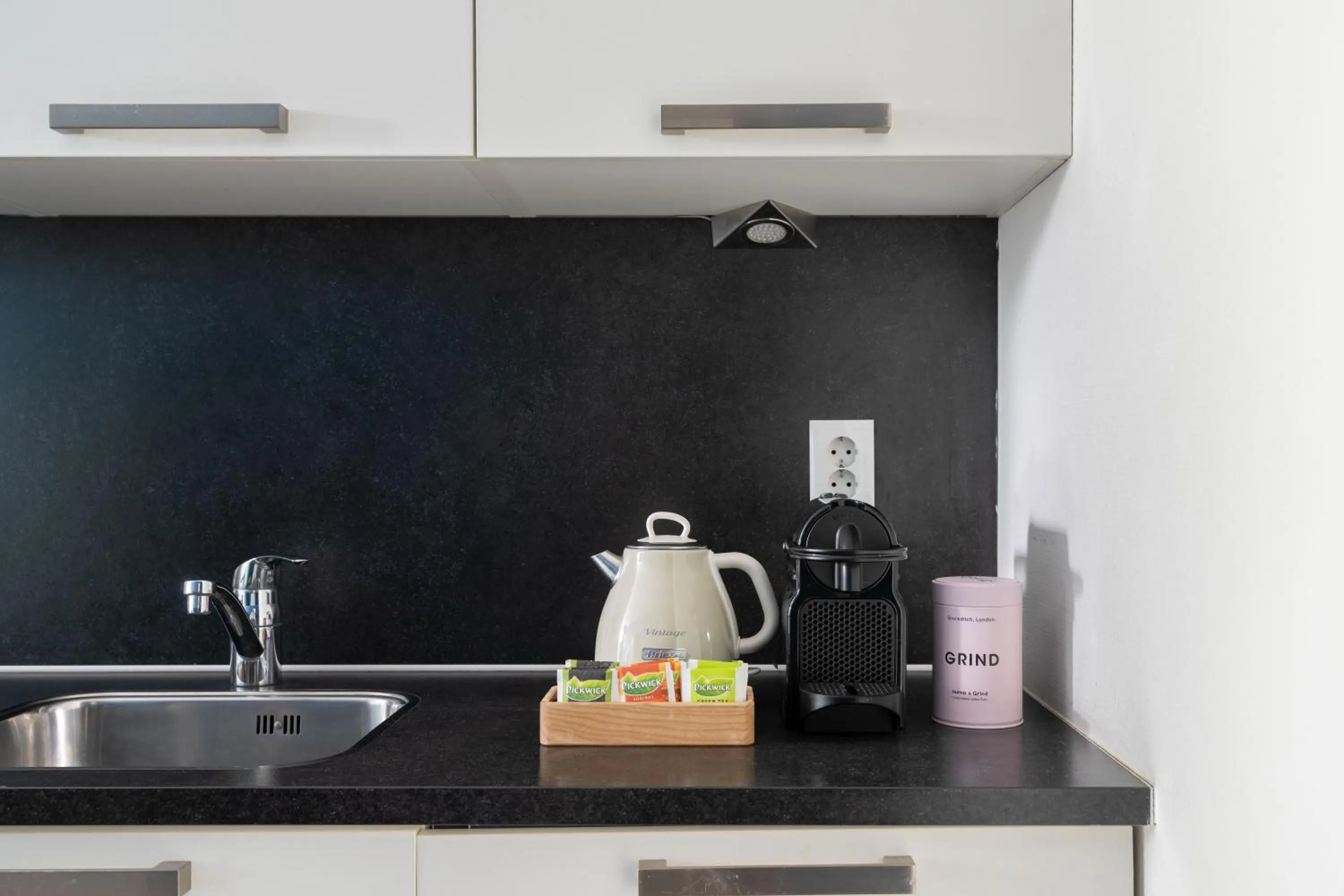 Coffee/tea facilities in YAYS Amsterdam Prince Island by Numa