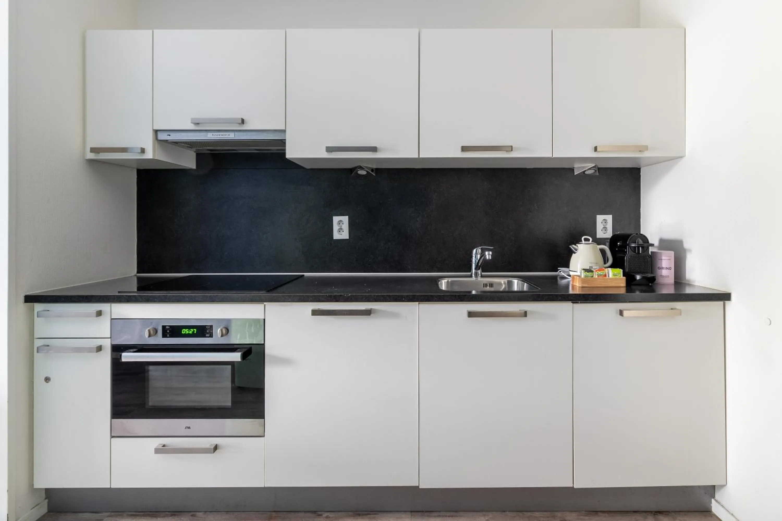 Coffee/tea facilities in YAYS Amsterdam Prince Island by Numa