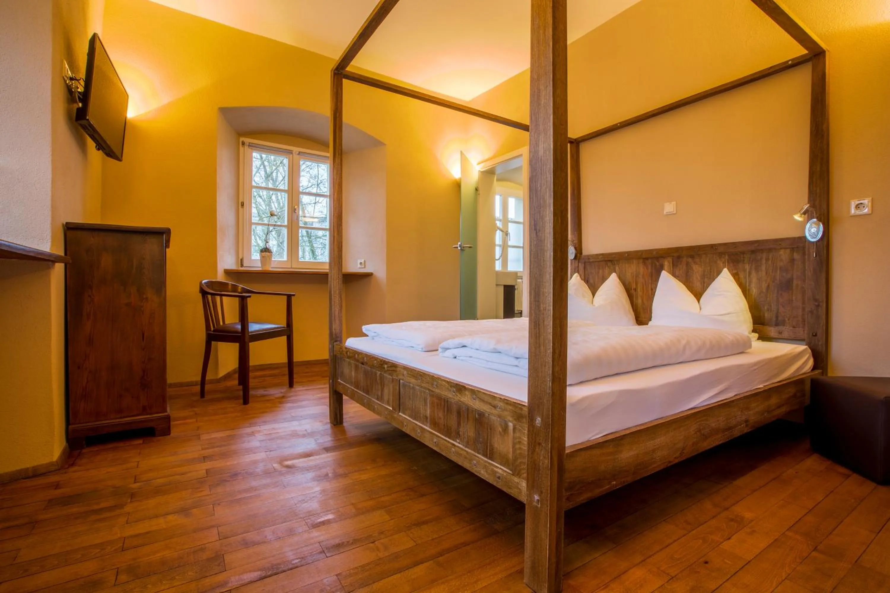 Photo of the whole room, Bed in Knast-Hotel Fronfeste