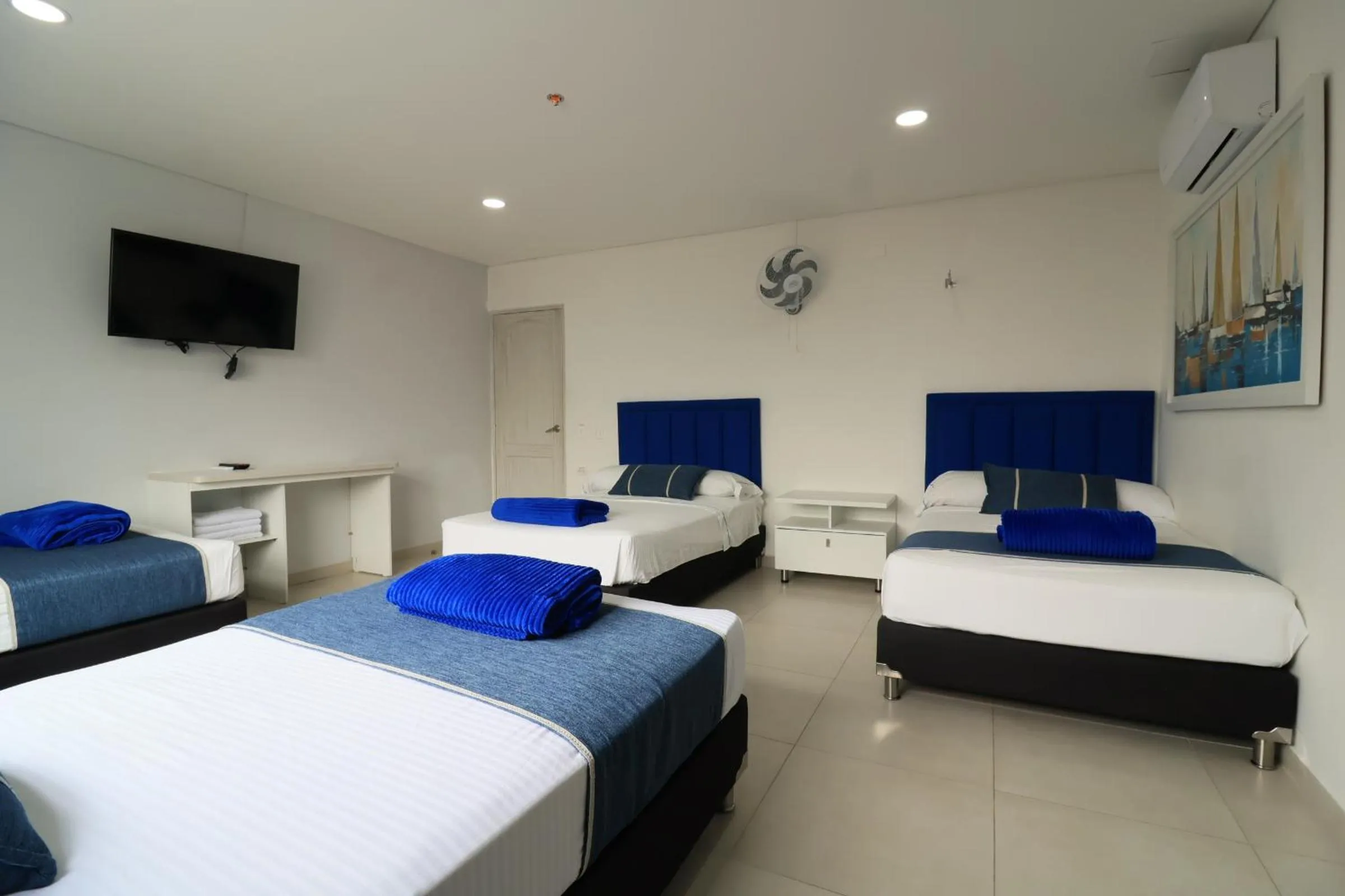 towels, Bed in El Oscar Hotel