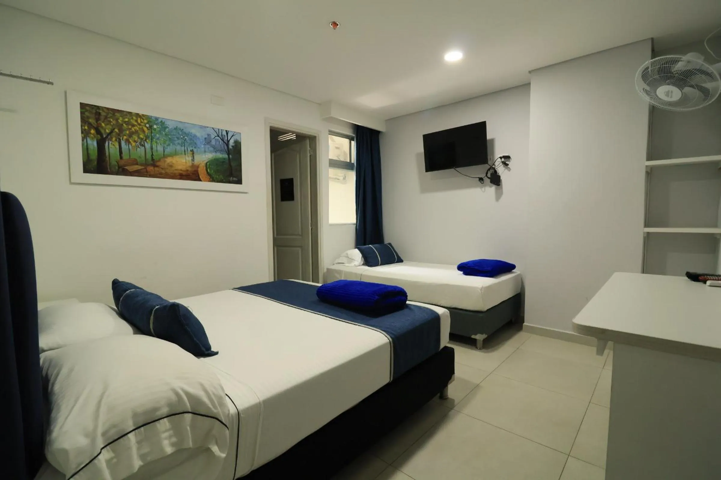 towels, Bed in El Oscar Hotel