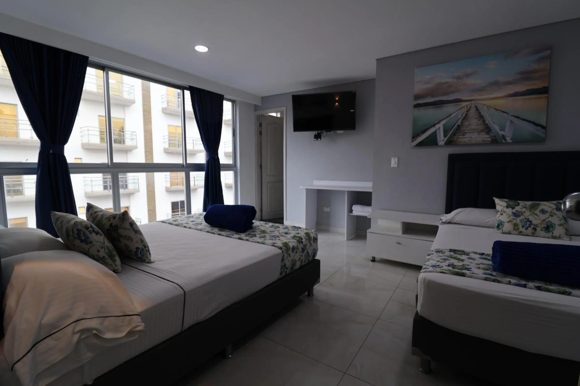 towels, Bed in El Oscar Hotel