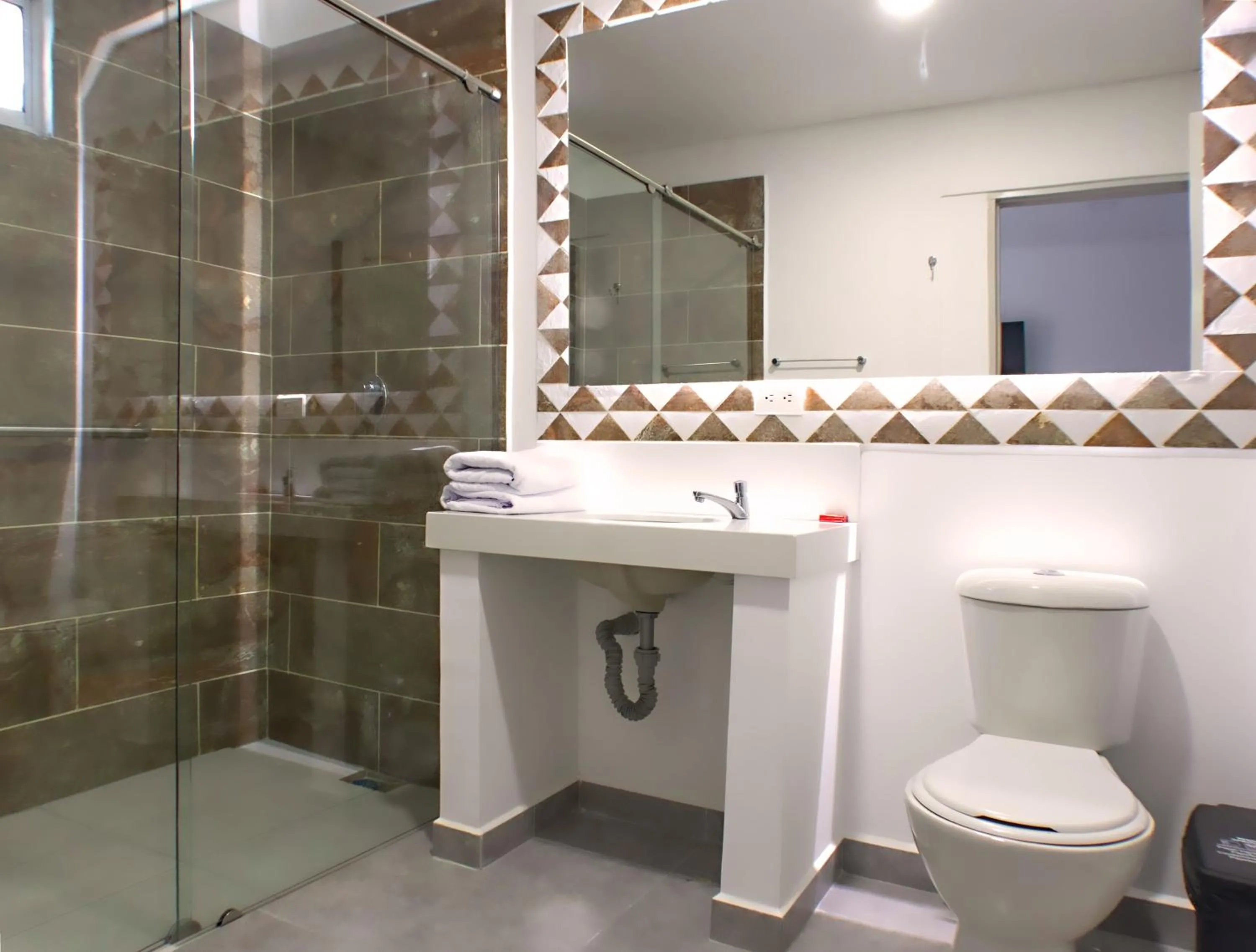 Bathroom in El Oscar Hotel