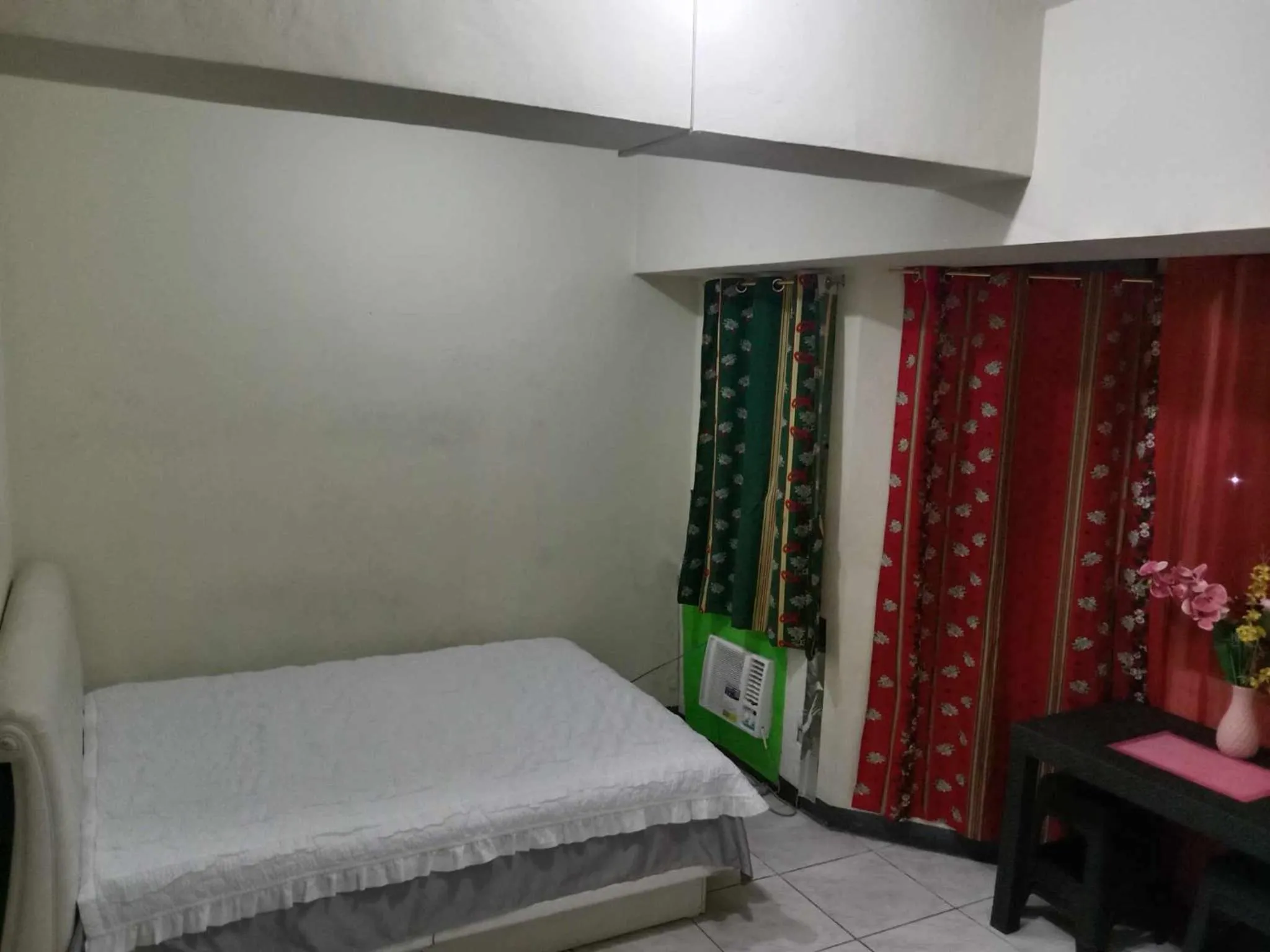 Photo of the whole room, Bed in JY7 Room Rentals Cebu