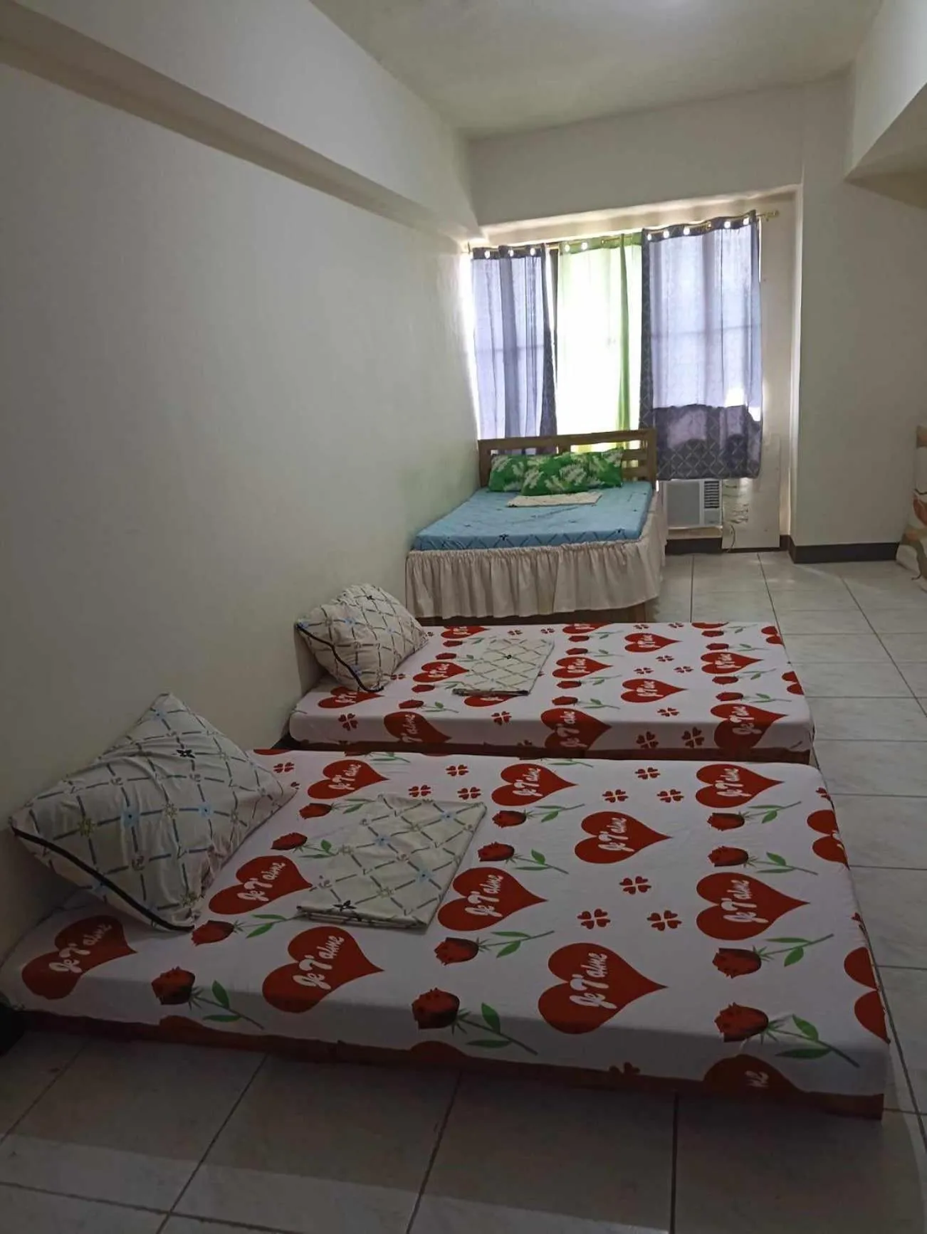 Photo of the whole room, Bed in JY7 Room Rentals Cebu