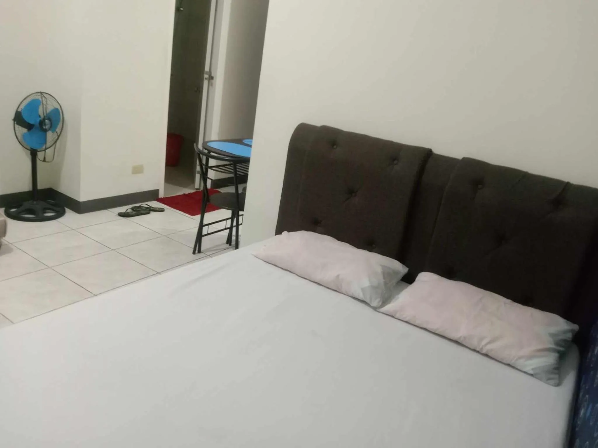 Photo of the whole room, Bed in JY7 Room Rentals Cebu