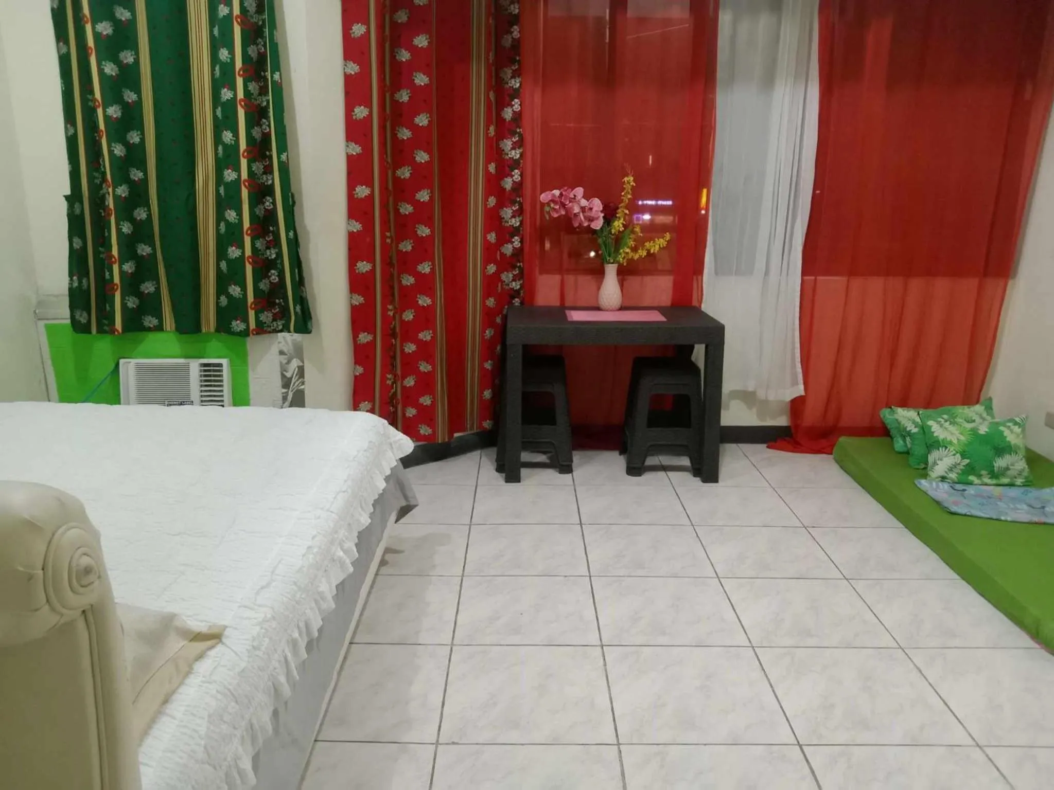 Photo of the whole room, Bed in JY7 Room Rentals Cebu