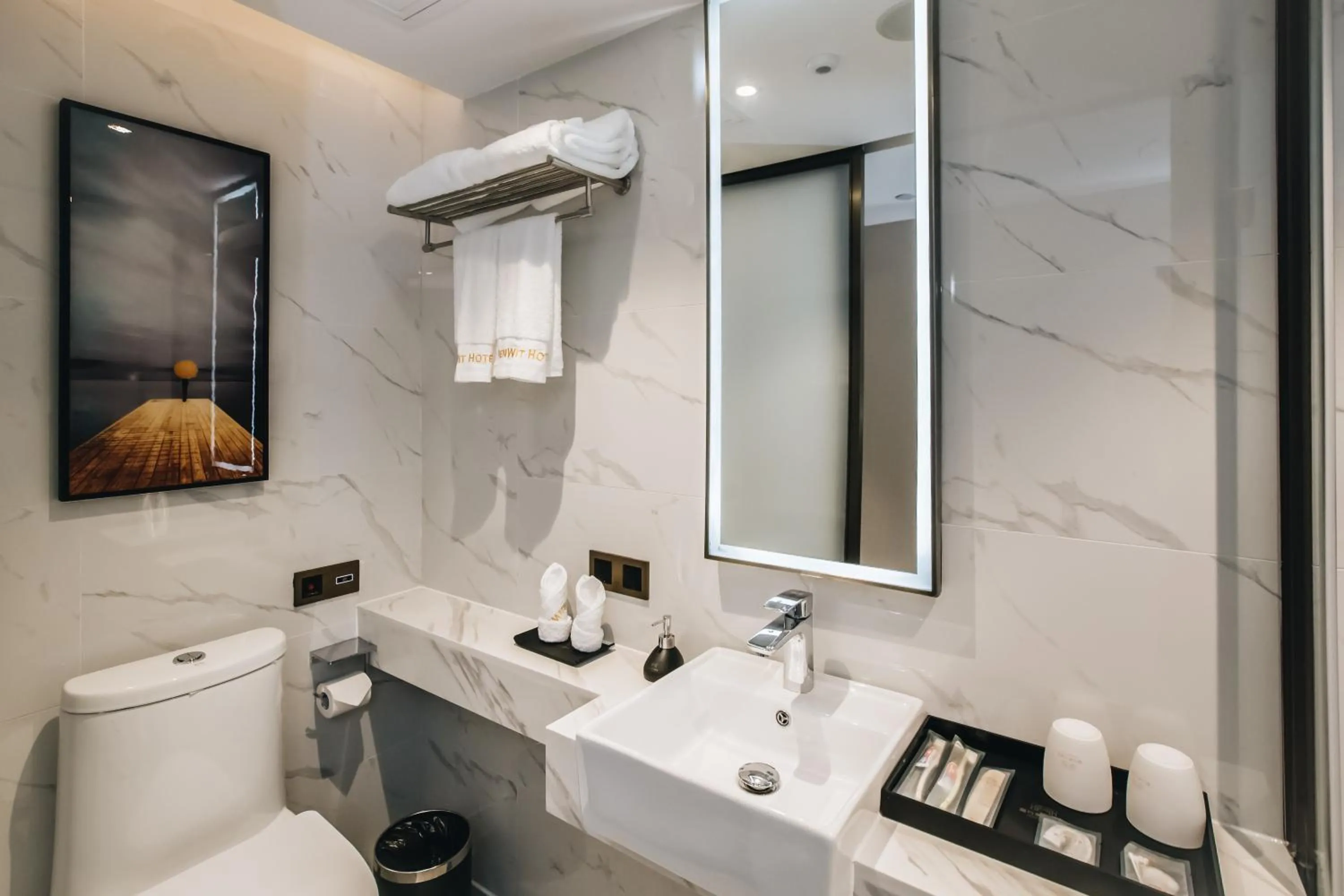 Toilet in Orienwit Hotel-Free Shuttle Bus fir Canton Fair