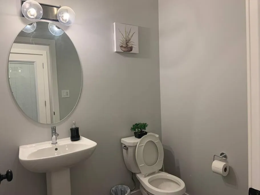 Toilet in Luxurious 3 BR Villa with free parking - King Bed